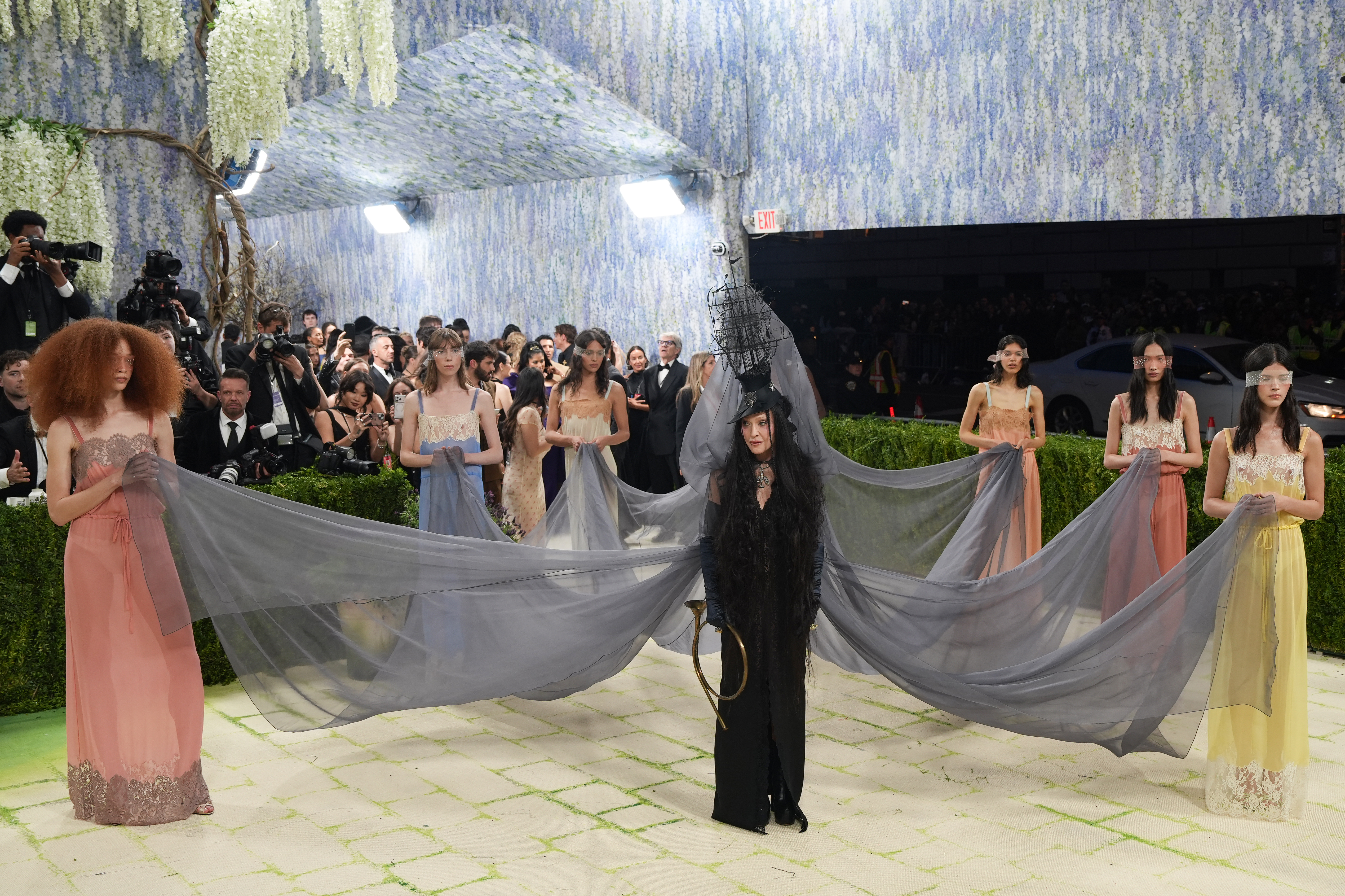 FOTODELDÍA AME9358. NUEVA YORK (ESTADOS UNIDOS), 04/05/2026.- La cantante estadounidense Madonna (c) posa este lunes, durante la alfombra blanca de la Met Gala en Nueva York (EE.UU.). EFE/ Octavio Guzmán