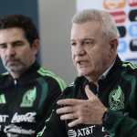 MEX1981. CIUDAD DE MÉXICO (MÉXICO), 06/05/2026.- El entrenador de la selección mexicana de fútbol, Javier Aguirre (d) y el director de selecciones nacionales, Duilio Davino (i), participan durante una rueda de prensa este miércoles en el Centro de Alto Rendimiento de la Federación Mexicana Fútbol, en Ciudad de México (México). Aguirre reiteró su confianza en que su país tendrá una gran Copa Mundial y confesó que el ambiente de unión le recuerda hace 40 años, cuando México alcanzó en casa los cuartos de finales. EFE/José Méndez