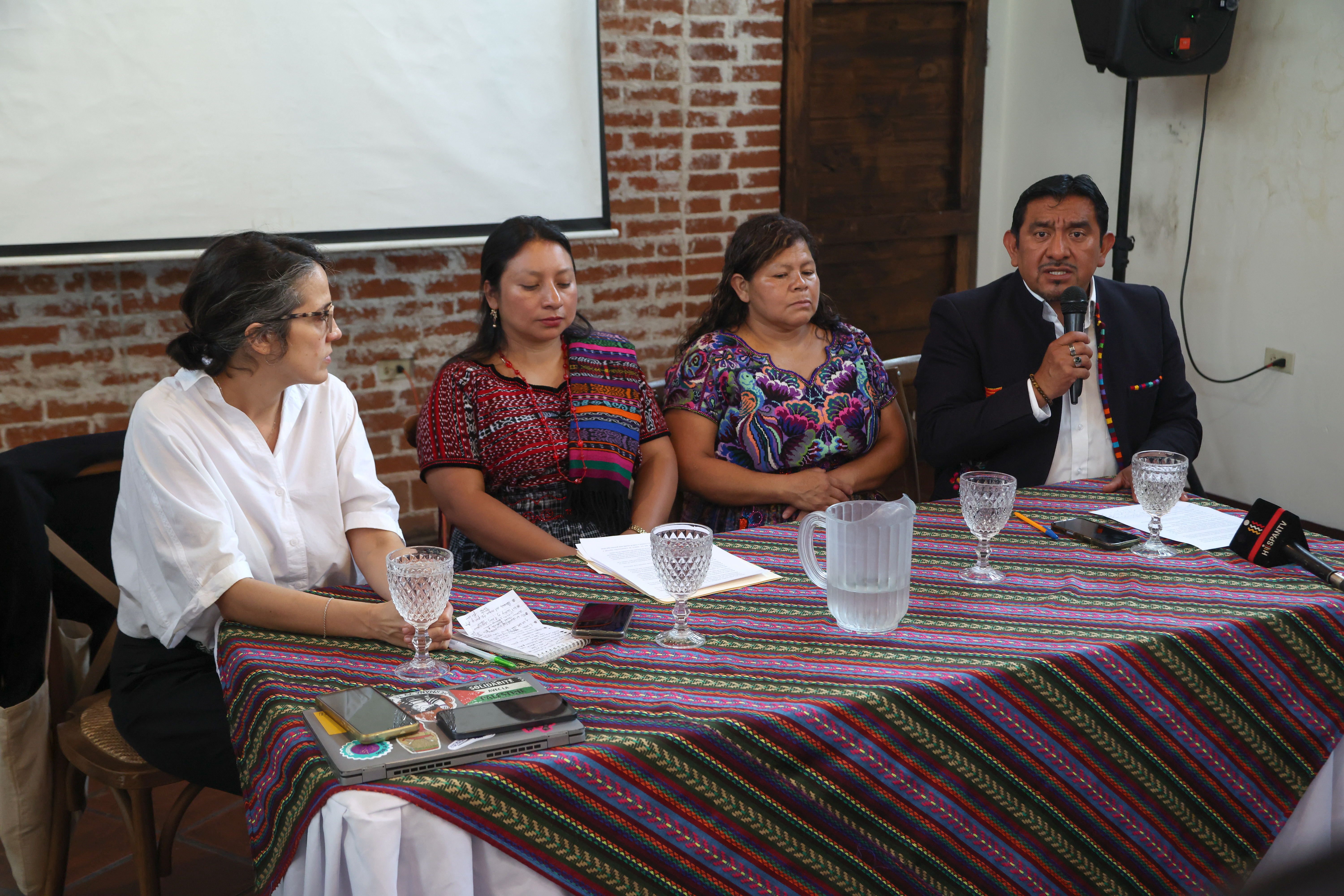 AME9940. CIUDAD DE GUATEMALA (GUATEMALA), 06/05/2026.- La representante de Amnistía Internacional, Adeline Neau (i), Lidia de Pacheco (2-i), esposa del líder indígena Luis Pacheco, Rosario de Chaclán (2-d), esposa del también líder Héctor Chaclán, y el director del Bufete para Pueblos Indígenas en Guatemala, Juan Castro, asisten a una rueda de prensa este miércoles, en Ciudad de Guatemala (Guatemala). La organización Amnistía Internacional (AI) designó como "presos de conciencia" a Pacheco y Chaclán, detenidos desde hace un año tras encabezar protestas en defensa de los resultados de las elecciones presidenciales de 2023, y exigió su "inmediata e incondicional liberación". EFE/ Mariano Macz