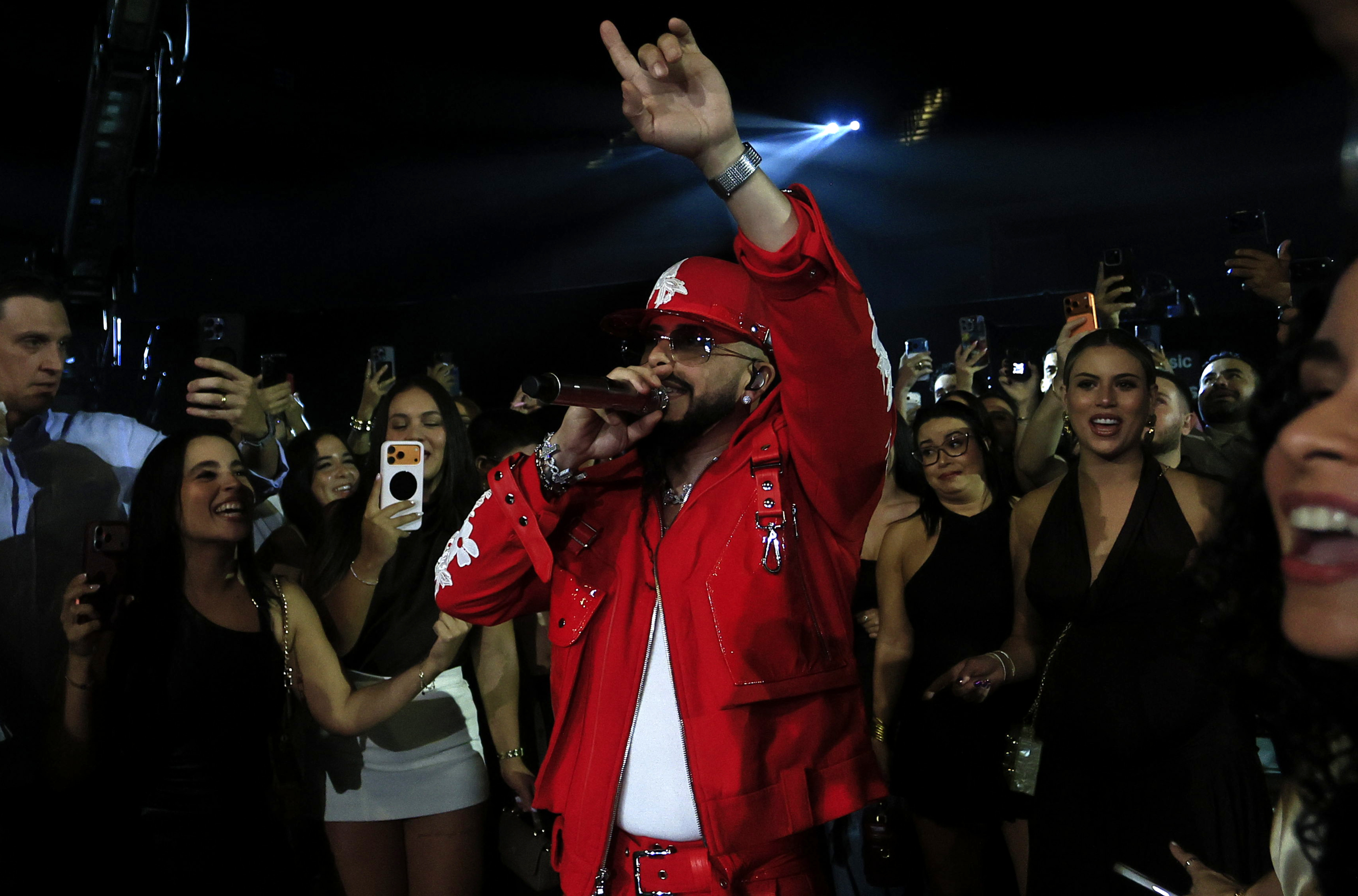 AME9759. SAN JUAN (PUERTO RICO), 05/05/2026.- El reguetonero puertorriqueño Yandel canta junto a la Orquesta Sinfónica de Puerto Rico este martes, en San Juan (Puerto Rico). La música sinfónica "me volvió a refrescar mi carrera", sostuvo Yandel previo al estreno de Amazon Music de su serie de transmisión en vivo, 'Amazon Music City Sessions', en el Coca-Cola Music Hall. EFE/ Thais Llorca