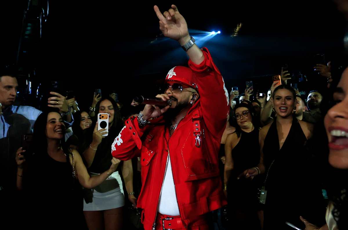 AME9759. SAN JUAN (PUERTO RICO), 05/05/2026.- El reguetonero puertorriqueño Yandel canta junto a la Orquesta Sinfónica de Puerto Rico este martes, en San Juan (Puerto Rico). La música sinfónica "me volvió a refrescar mi carrera", sostuvo Yandel previo al estreno de Amazon Music de su serie de transmisión en vivo, 'Amazon Music City Sessions', en el Coca-Cola Music Hall. EFE/ Thais Llorca