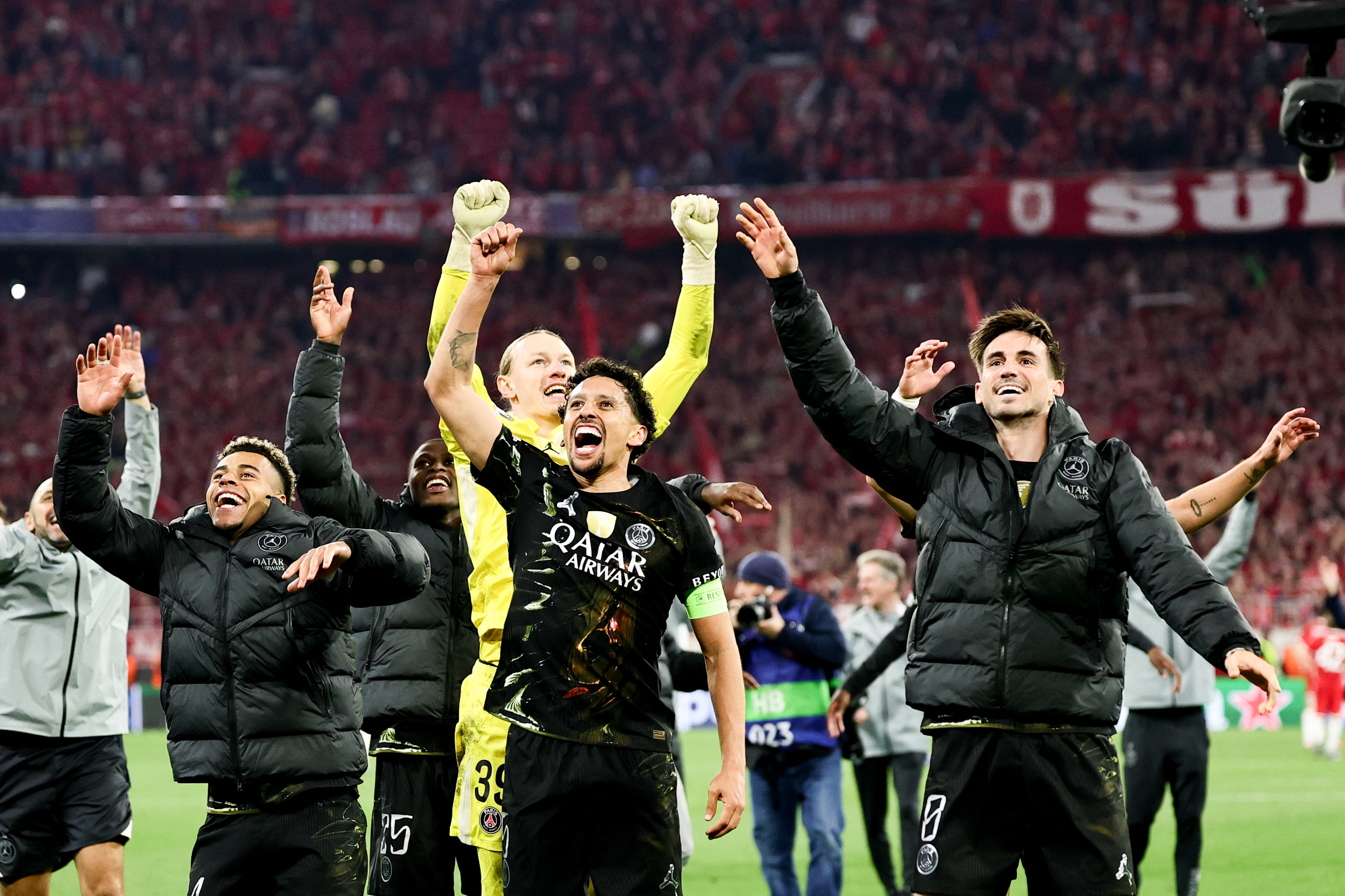 Los parisinos clasificaron a su segunda final consecutiva de la Champions League tras empatar 1-1 en el Allianz Arena, avanzando con un global de 6-5 para enfrentarse al Arsenal el 30 de mayo en Budapest. (Foto Prensa Libre: EFE/EPA/RONALD WITTEK).