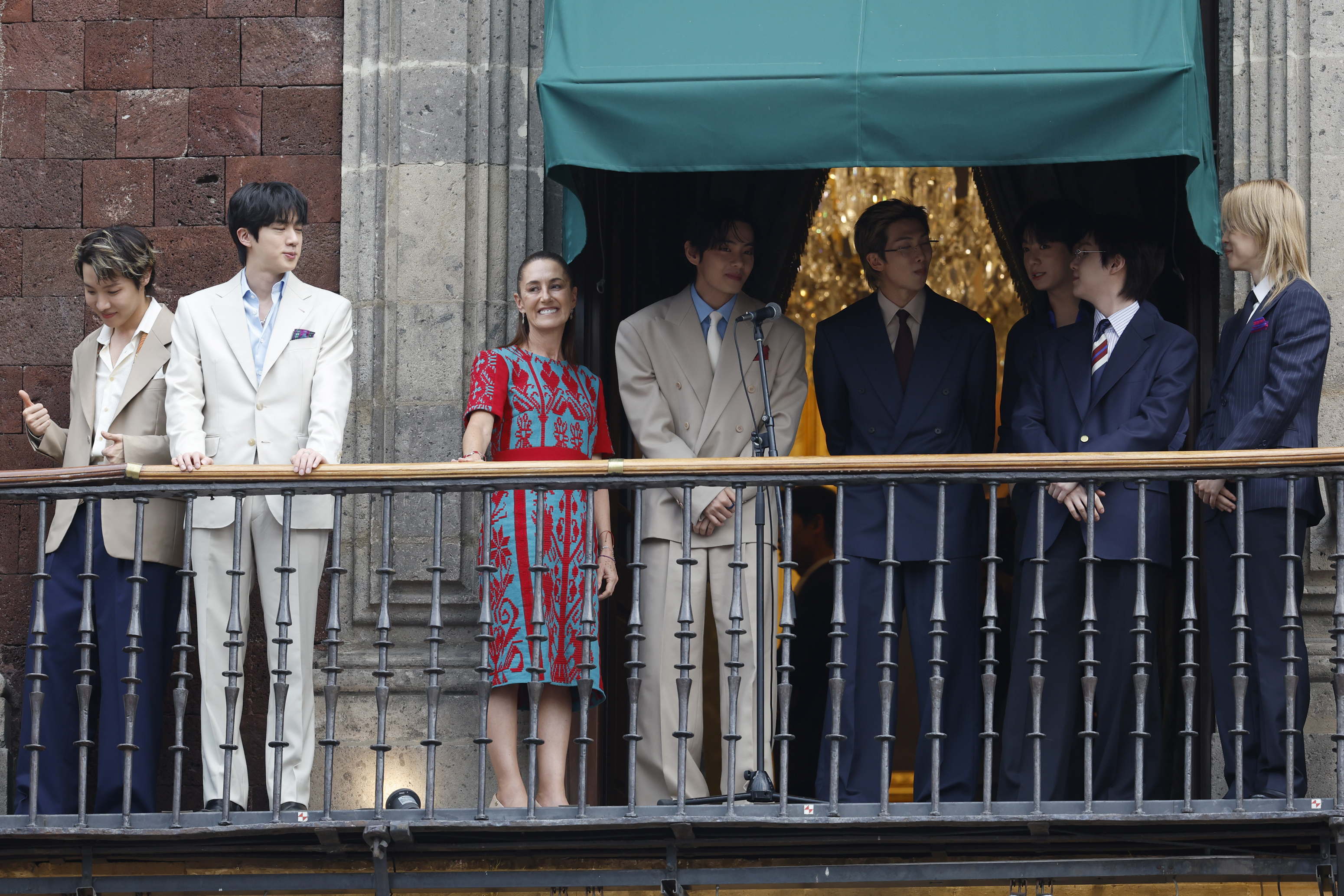 ACOMPAÑA CRÓNICA: MÉXICO BTS MÚSICA MEX2020. CIUDAD DE MÉXICO (MÉXICO), 06/05/2026.- La presidenta de México, Claudia Sheinbaum (3-i) reacciona junto a los integrantes del grupo surcoreano de K-pop BTS este miércoles, durante una visita al Palacio Nacional de Ciudad de México (México). EFE/ Sáshenka Gutiérrez