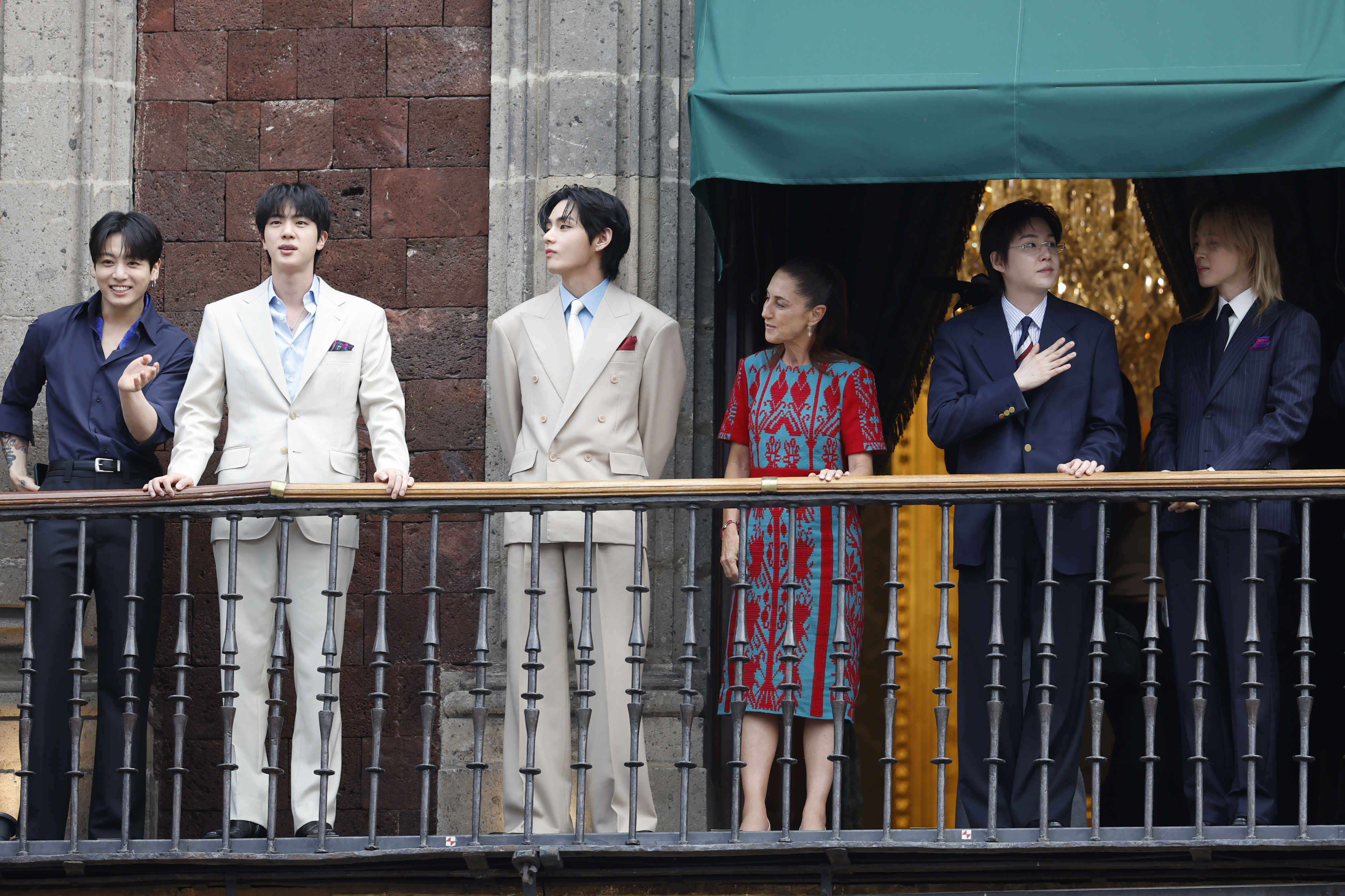 ACOMPAÑA CRÓNICA: MÉXICO BTS MÚSICA MEX2020. CIUDAD DE MÉXICO (MÉXICO), 06/05/2026.- La presidenta de México, Claudia Sheinbaum (3-d), reacciona junto a los integrantes del grupo surcoreano de K-pop BTS este miércoles, durante una visita al Palacio Nacional de Ciudad de México (México). EFE/ Sáshenka Gutiérrez