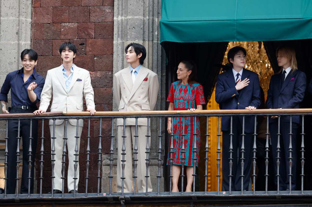 ACOMPAÑA CRÓNICA: MÉXICO BTS MÚSICA MEX2020. CIUDAD DE MÉXICO (MÉXICO), 06/05/2026.- La presidenta de México, Claudia Sheinbaum (3-d), reacciona junto a los integrantes del grupo surcoreano de K-pop BTS este miércoles, durante una visita al Palacio Nacional de Ciudad de México (México). EFE/ Sáshenka Gutiérrez