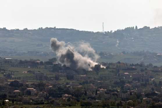 Misgav Am (Israel), 08/05/2026.- Smoke rises as a result of an Israeli strike in the south of Lebanon, as seen from the Upper Galilee in northern Israel, 08 May 2026, amid a ceasefire between Israel and Lebanon. (Líbano) EFE/EPA/ATEF SAFADI