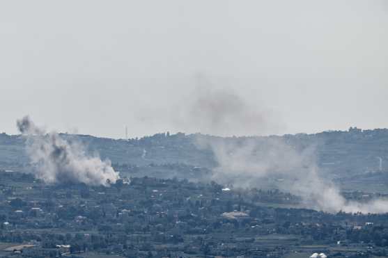 Misgav Am (Israel), 08/05/2026.- Smoke rises as a result of an Israeli strike in the south of Lebanon, as seen from the Upper Galilee in northern Israel, 08 May 2026, amid a ceasefire between Israel and Lebanon. (Líbano) EFE/EPA/ATEF SAFADI