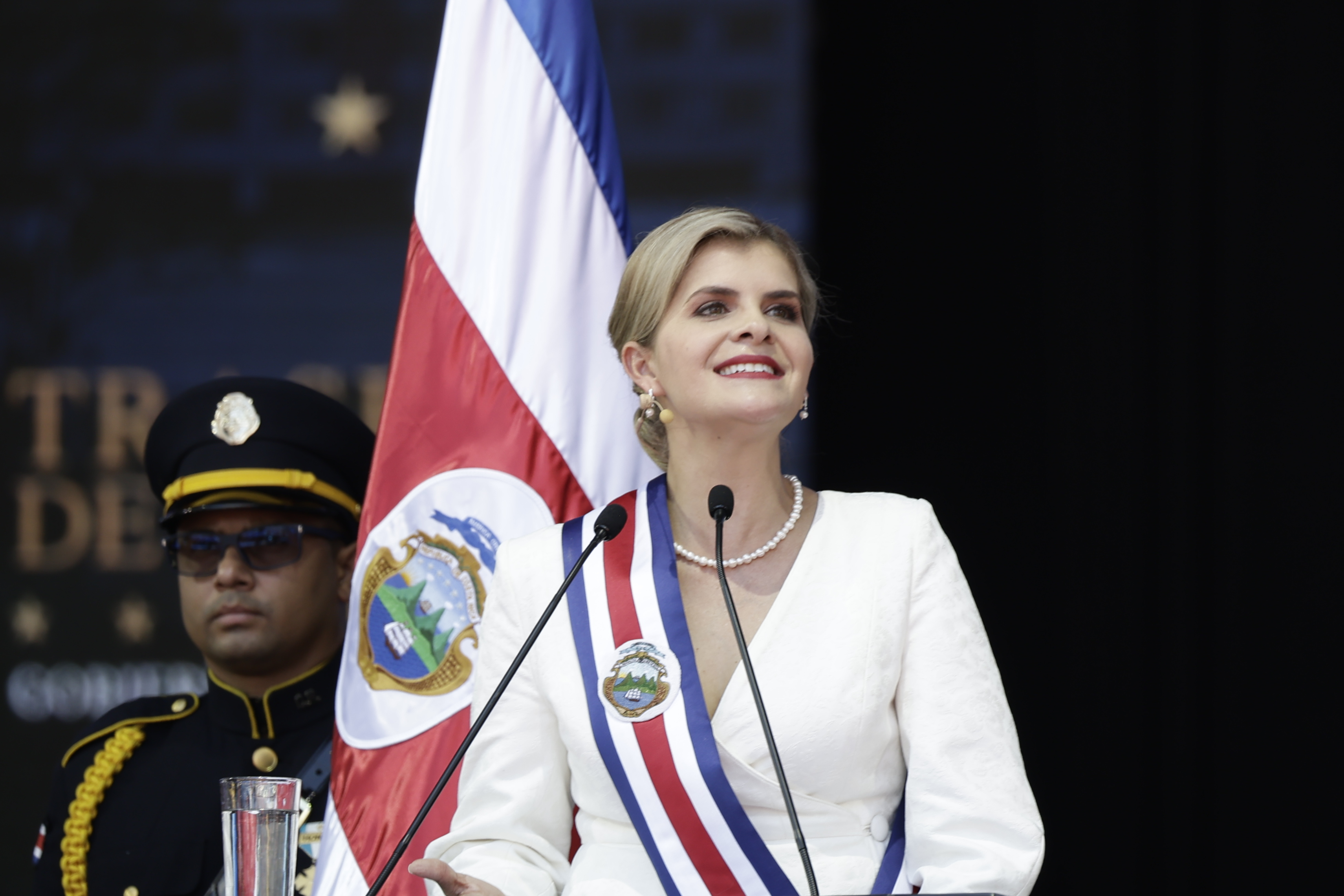 AME489. SAN JOSÉ (COSTA RICA), 08/05/2026.- La presidenta electa de Costa Rica, Laura Fernández, habla en su ceremonia de investidura para el periodo 2026-2030, este viernes, en el Estadio Nacional de San José (Costa Rica). EFE/ Jeffrey Arguedas