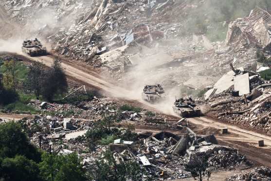Misgav Am (Israel), 08/05/2026.- Israeli troops maneuver on the Lebanese side of the border, as seen from the Upper Galilee in northern Israel, 08 May 2026, amid a ceasefire between Israel and Lebanon. (Líbano) EFE/EPA/ATEF SAFADI