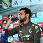 El entrenador del Real Madrid, Álvaro Arbeloa, ofrece una rueda de prensa este sábado, en la Ciudad Deportiva de Valdebebas, previa al partido de mañana ante el FC Barcelona. EFE/ Fernando Villar