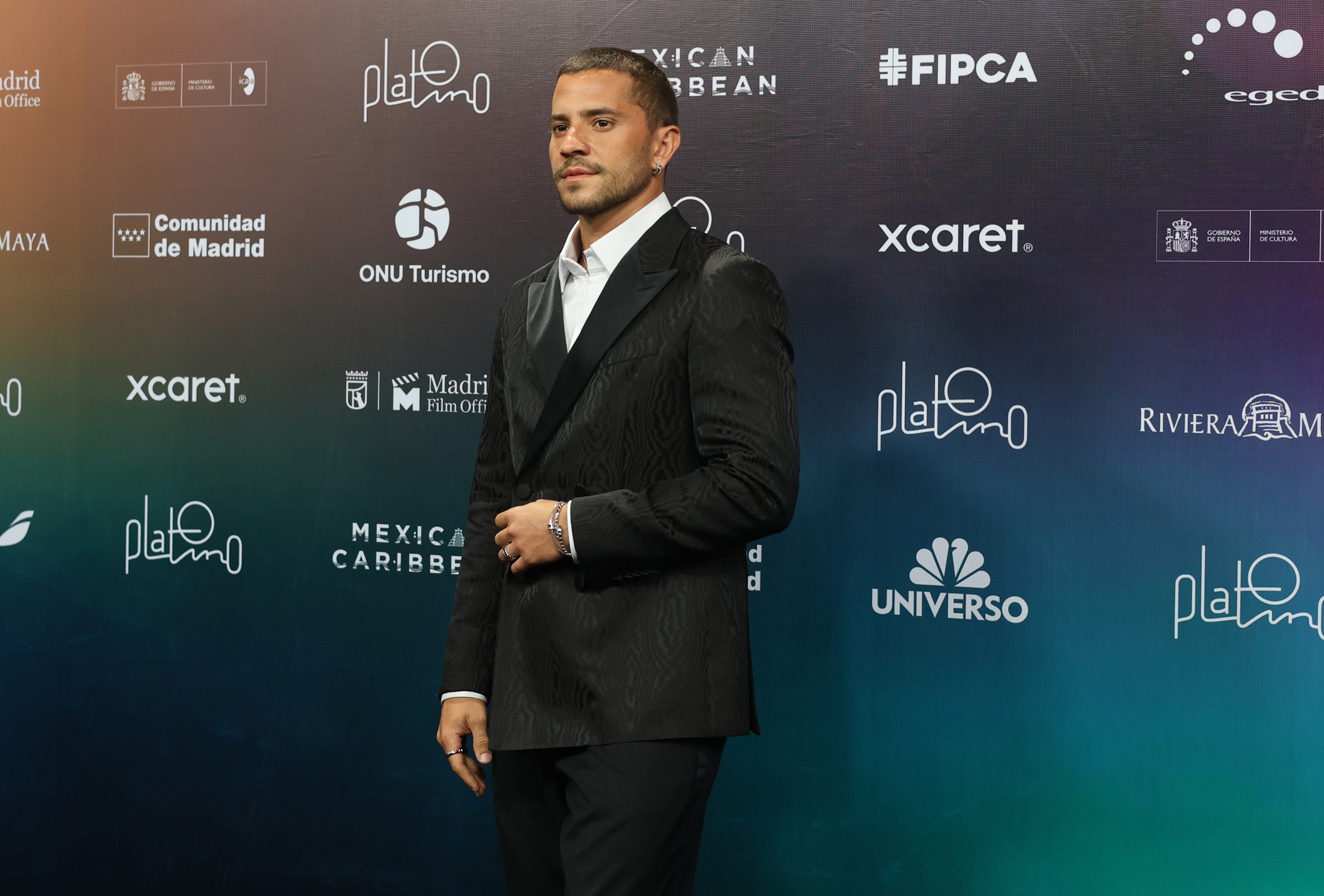 MEX2322. PLAYA DEL CARMEN (MÉXICO), 09/05/2026.- El actor brasileño André Lamoglia posa durante la alfombra roja de los Premios Platino 2026 este sábado, en Playa del Carmen en Quintana Roo (México). EFE/ Alonso Cupul