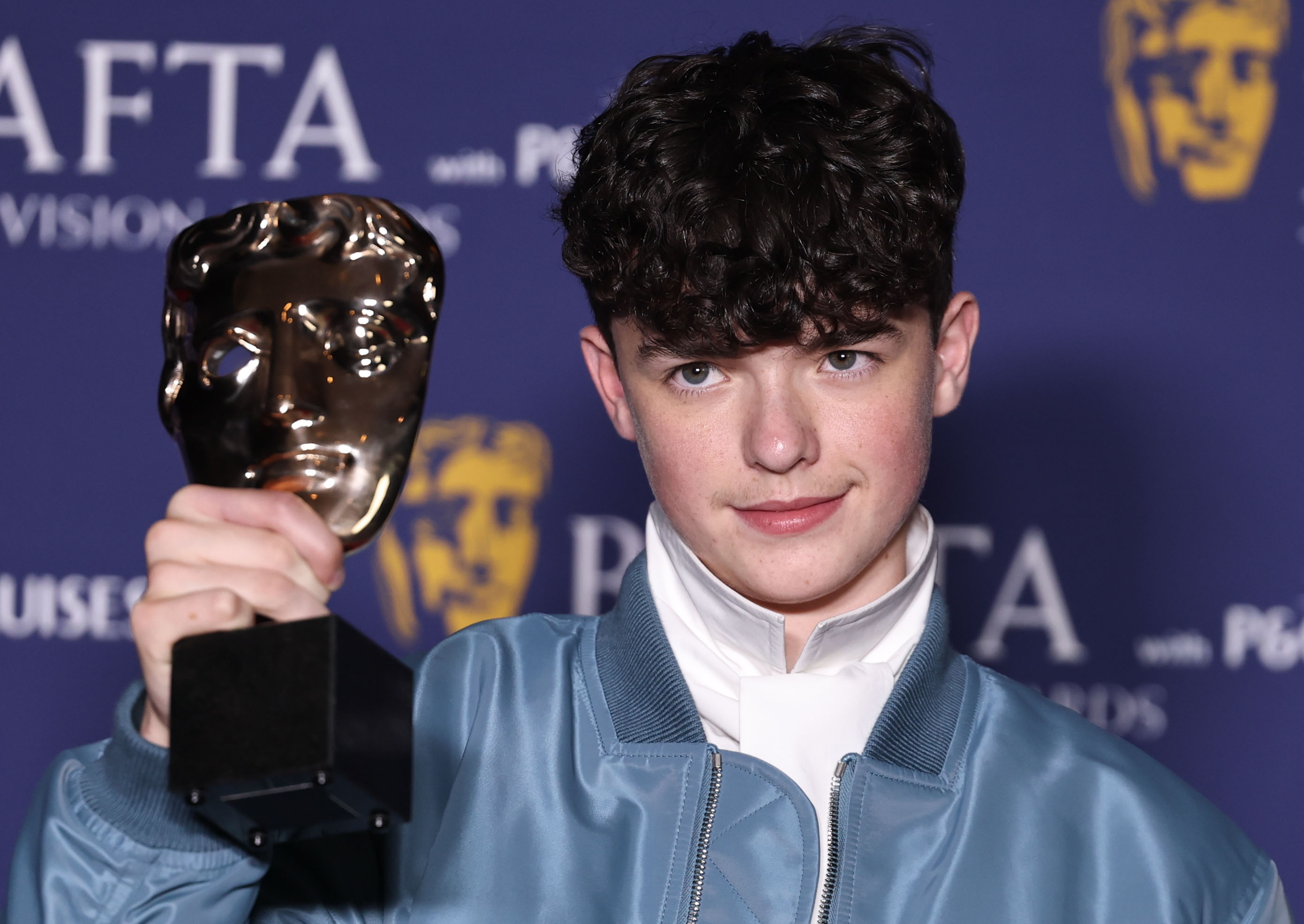 El actor británico Owen Cooper sostiene su premio tras ganar el de Mejor Actor de Reparto por 'Adolescence', en la sala de ganadores de los Premios BAFTA de Televisión 2026 en el Royal Festival Hall de Londres, Reino Unido, el 10 de mayo de 2026.   (Foto Prensa Libre: EFE)