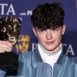 El actor británico Owen Cooper sostiene su premio tras ganar el de Mejor Actor de Reparto por 'Adolescence', en la sala de ganadores de los Premios BAFTA de Televisión 2026 en el Royal Festival Hall de Londres, Reino Unido, el 10 de mayo de 2026. (Foto Prensa Libre: EFE)
