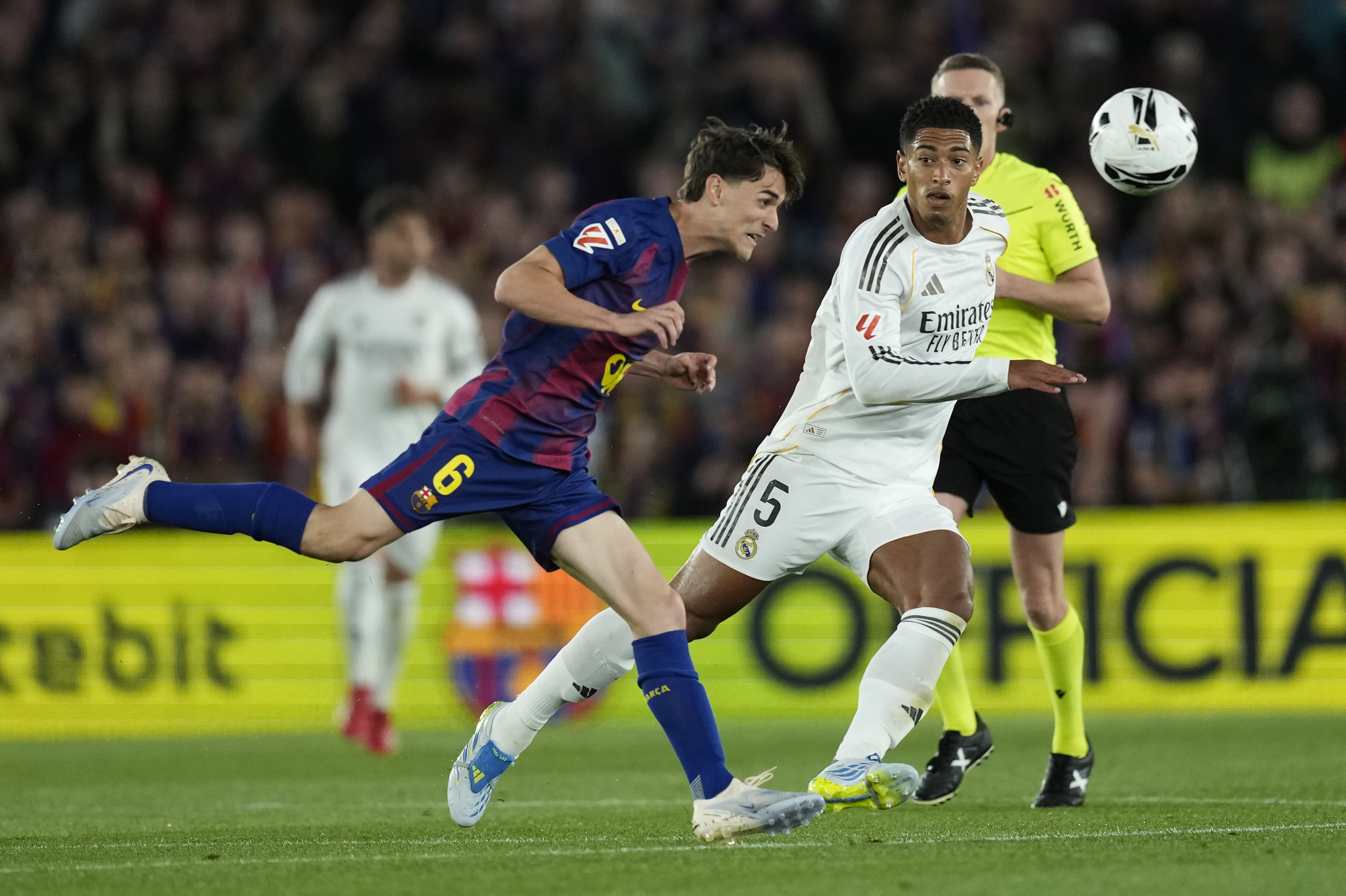 BARCELONA, 10/05/2026.- El centrocampista del FC Barcelona Gavi (i) despeja de cabeza ante Jude Bellingham, del Real Madrid, durante el encuentro correspondiente a la jornada 35 de LaLiga que FC Barcelona y Real Madrid disputan este domingo en el Camp Nou, en Barcelona. EFE/Enric Fontcuberta