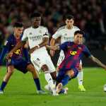 BARCELONA, 10/05/2026.- El defensa del FC Barcelona João Cancelo (d) lucha con el francés Aurelien Tchouameni, del Real Madrid, durante el encuentro correspondiente a la jornada 35 de LaLiga que FC Barcelona y Real Madrid disputan este domingo en el Camp Nou, en Barcelona. EFE/Siu Wu