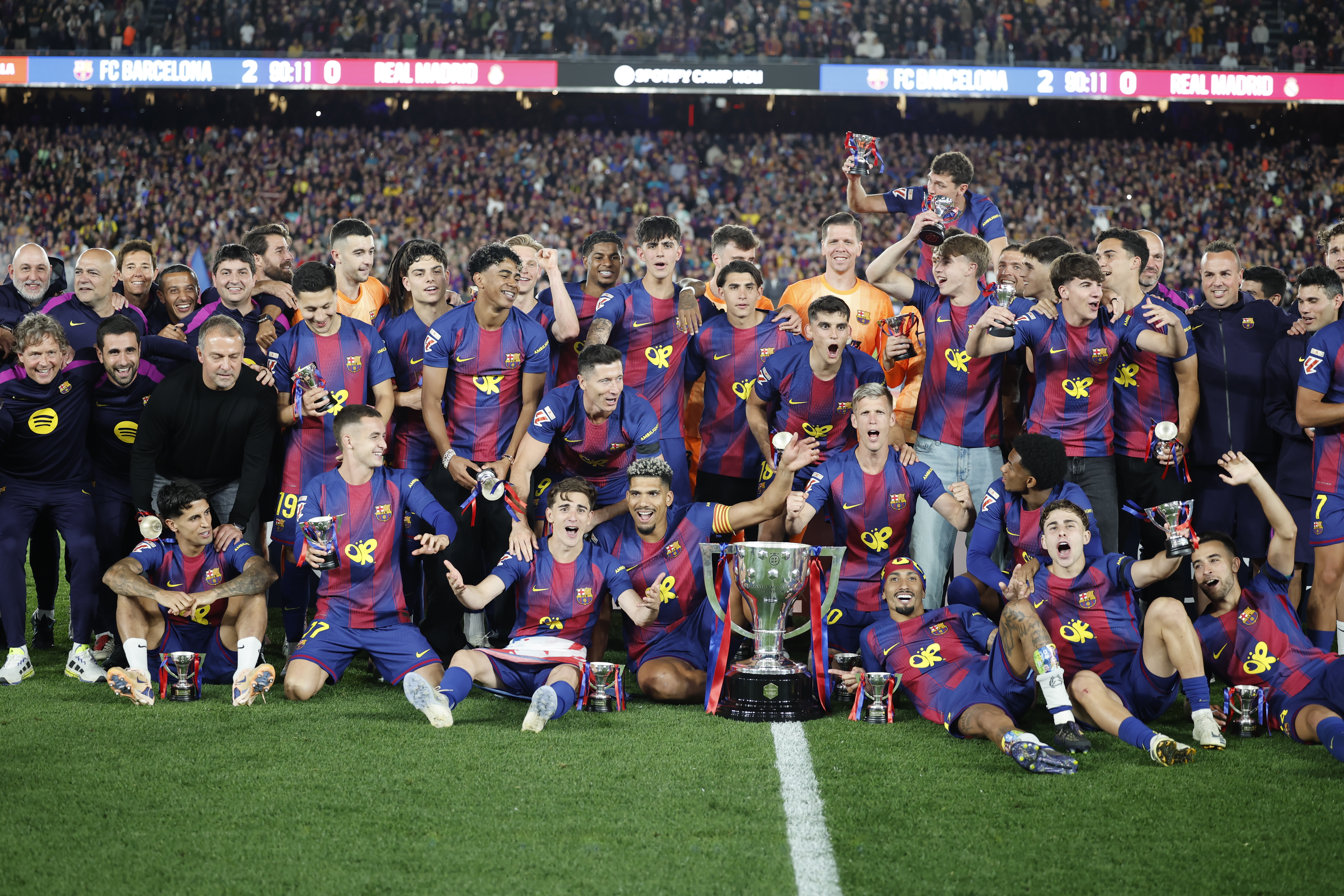 BARCELONA, 10/05/2026.- Los jugadores del FC Barcelona celebran el título de Liga con el trofeo al finalizar el encuentro correspondiente a la jornada 35 de LaLiga que FC Barcelona y Real Madrid disputaron este domingo en el Camp Nou, en Barcelona. EFE/Andreu Dalmau