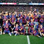 BARCELONA, 10/05/2026.- Los jugadores del FC Barcelona celebran el título de Liga con el trofeo al finalizar el encuentro correspondiente a la jornada 35 de LaLiga que FC Barcelona y Real Madrid disputaron este domingo en el Camp Nou, en Barcelona. EFE/Andreu Dalmau