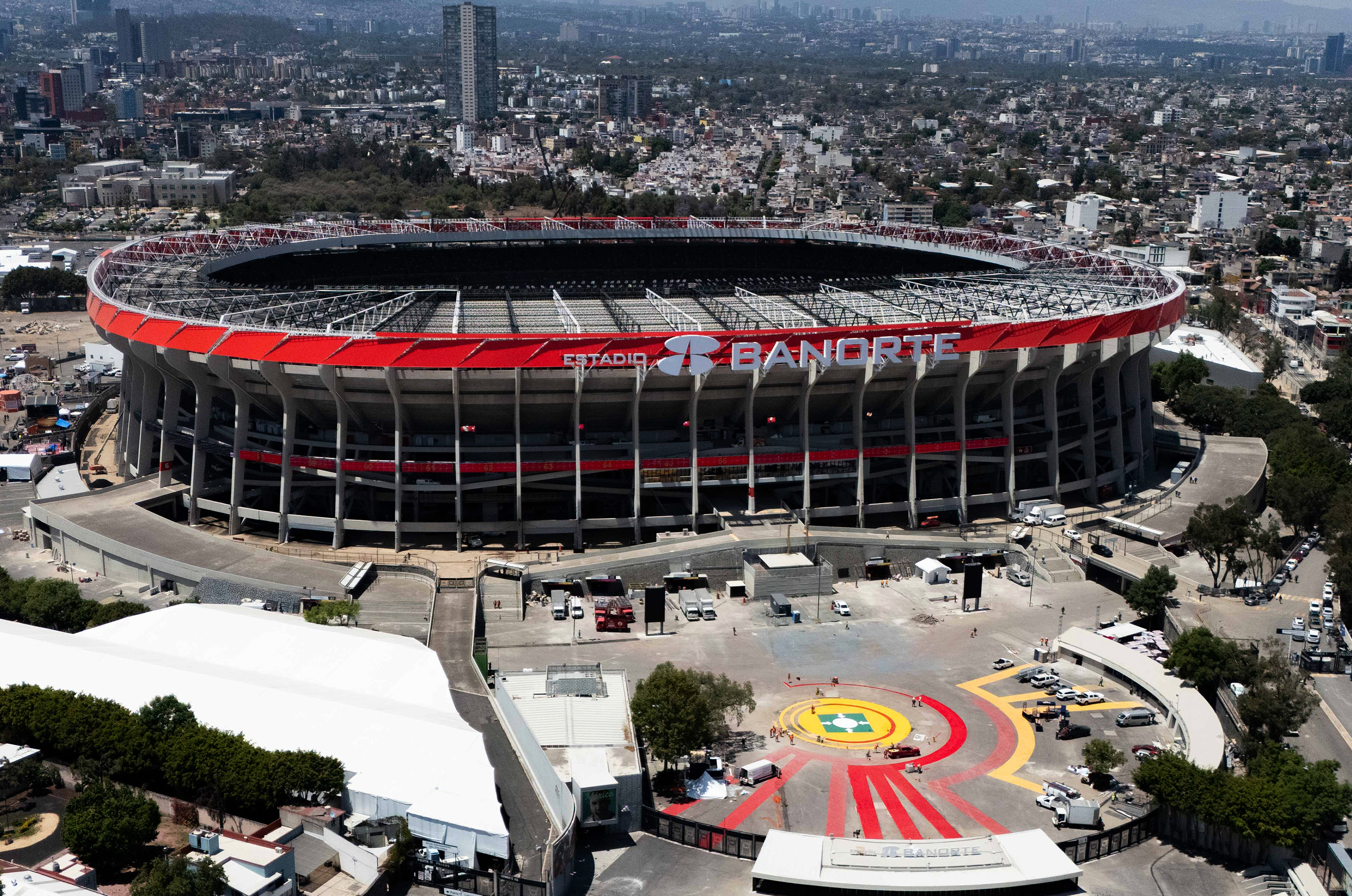MEX2506. CIUDAD DE MÉXICO (MÉXICO), 11/05/2026.- Fotografía aérea que muestra el estadio Azteca 'Banorte' el 27 de marzo de 2026, en Ciudad de México (México). A un mes del arranque de la Copa Mundial de fútbol 2026, México lamenta su papel secundario ante Estados Unidos, por contar con apenas 13 partidos de los más de 100 del torneo, además de la alargada sombra del presidente estadounidense, Donald Trump, que opaca las celebraciones en el país. EFE/ Tomas Pérez