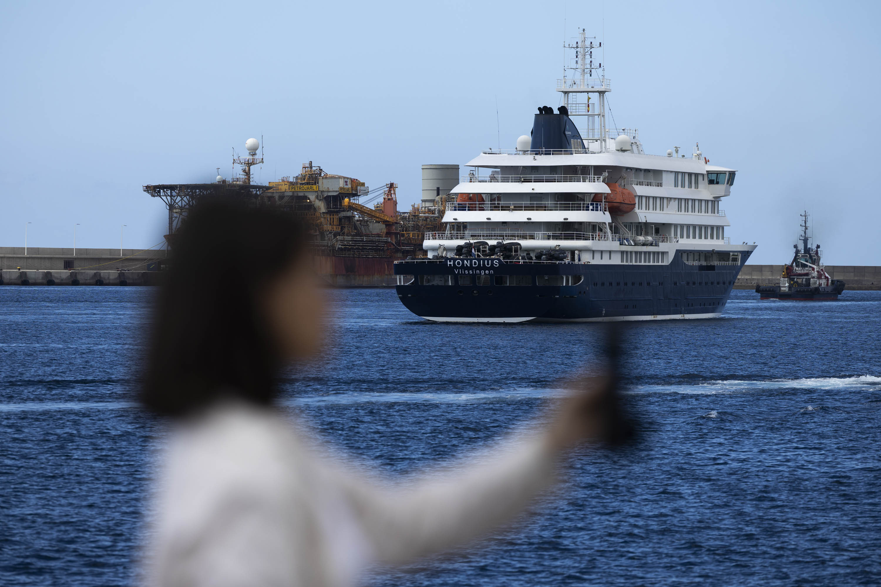 El crucero neerlandés MV Hondius ha repostado combustible este lunes en el puerto de Granadilla de Abona (Tenerife), pendiente de desembarcar esta tarde a sus últimos pasajeros y tomar rumbo a Países Bajos. (Foto Prensa Libre: EFE/Miguel Barreto). 