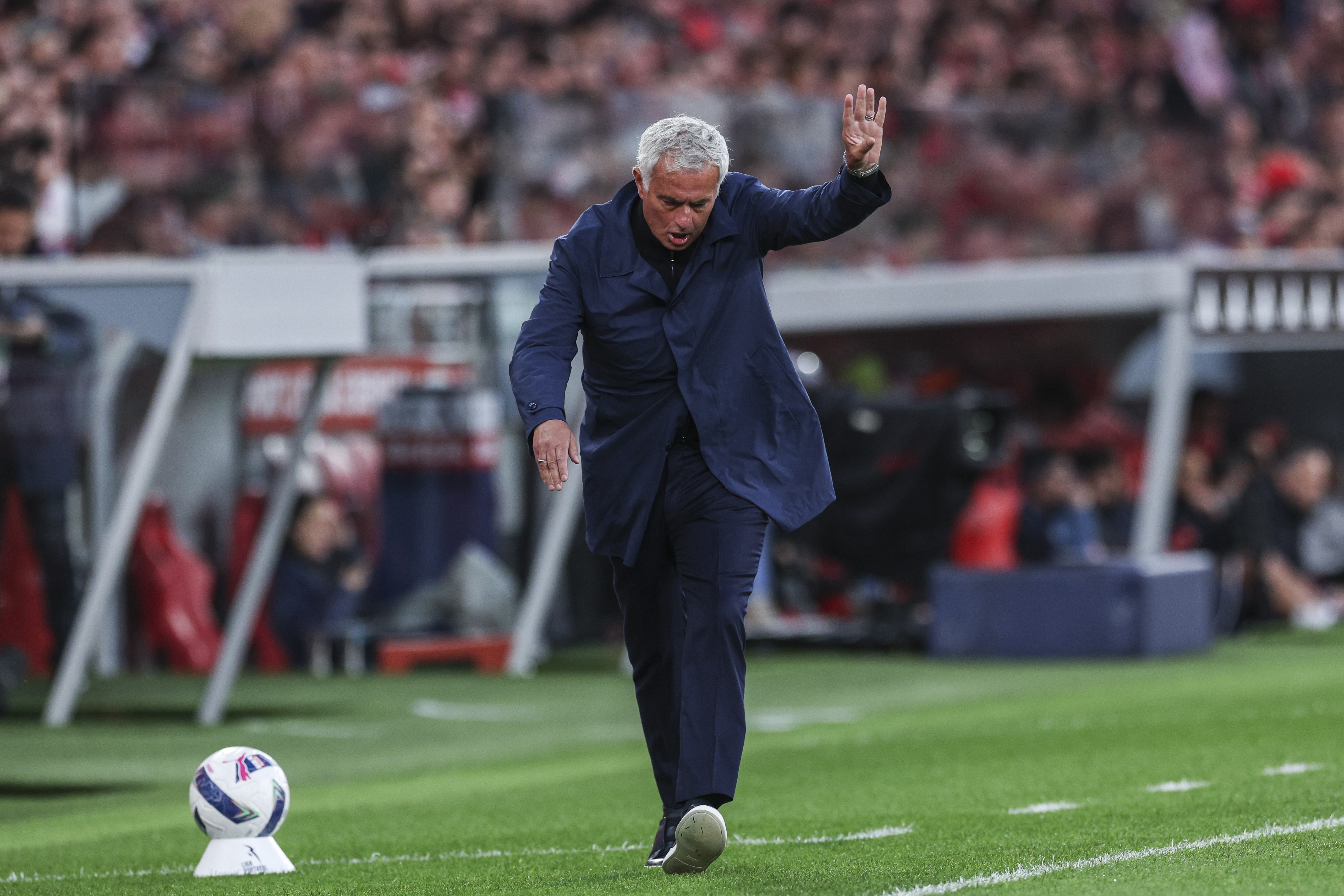 El director técnico portugués Jose Mourinho. (Foto Prensa Libre: EFE/EPA/MIGUEL A. LOPES). 