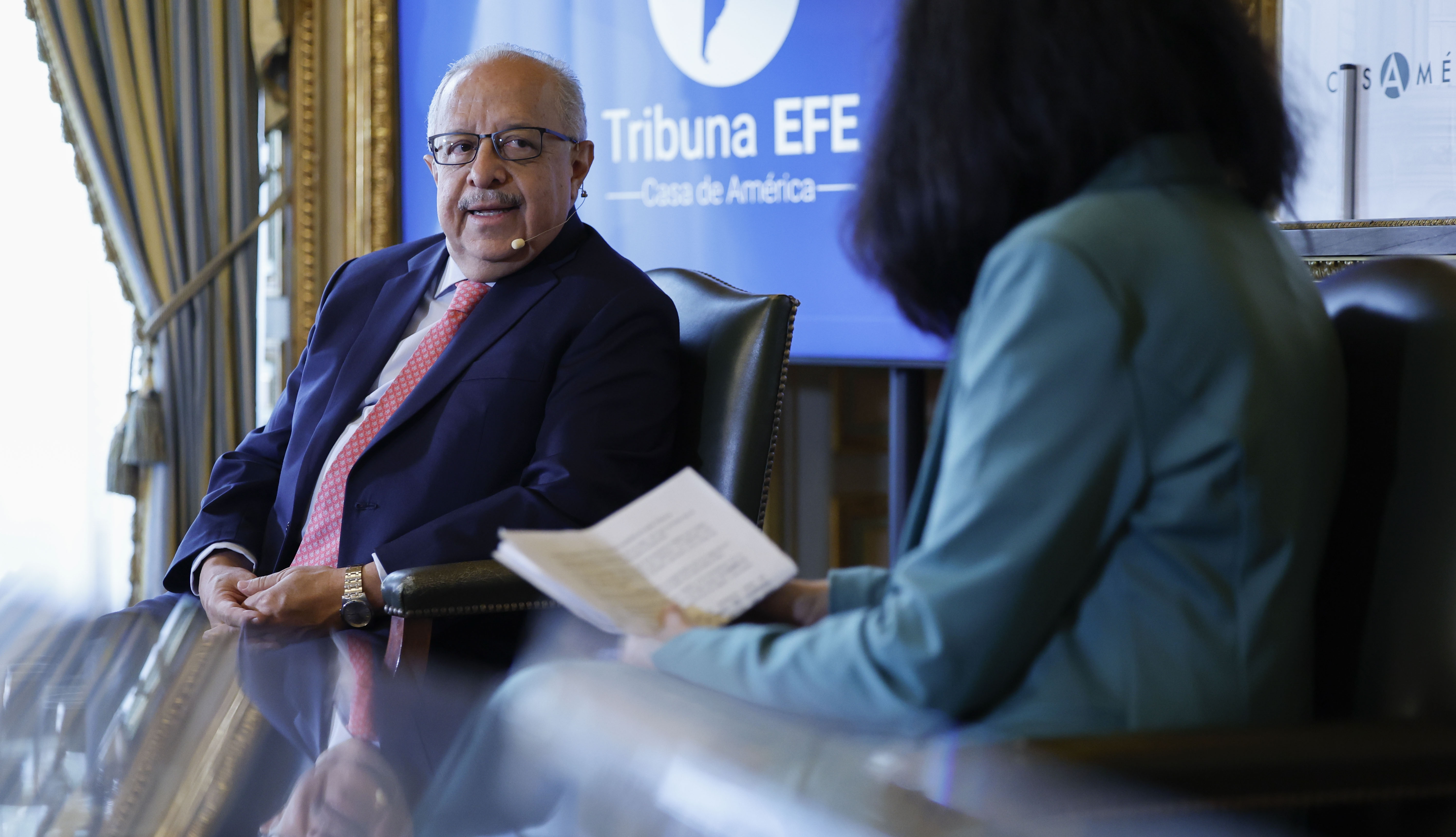 El canciller de Guatemala, Carlos Ramiro Martínez, interviene en una tribuna organizada por la Casa de América en Madrid y la agencia EFE. (Foto Prensa Libre: EFE/Mariscal). 