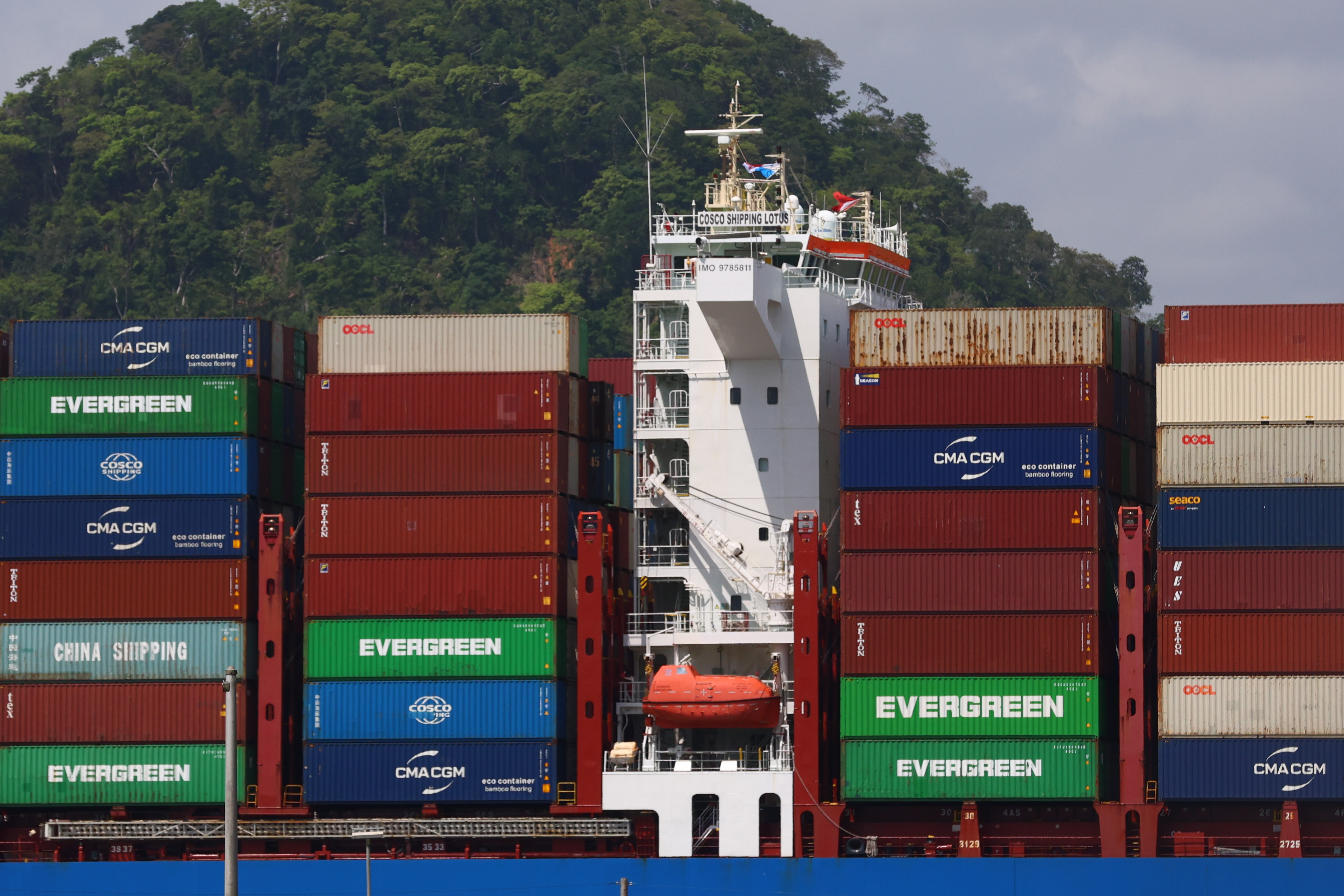 AME1240. CIUDAD DE PANAMÁ (PANAMÁ), 12/05/2026.- Un portacontenedores navega por el área de Pedro Miguel con rumbo al Atlántico este martes, en Ciudad de Panamá (Panamá). La Unión Europea (UE) y la Agencia Española de Cooperación Internacional para el Desarrollo (AECID) lanzaron un proyecto para adaptar la cuenca del Canal de Panamá a la crisis climática con soluciones basadas en la naturaleza implementadas dentro de las comunidades. EFE/ Carlos Lemos