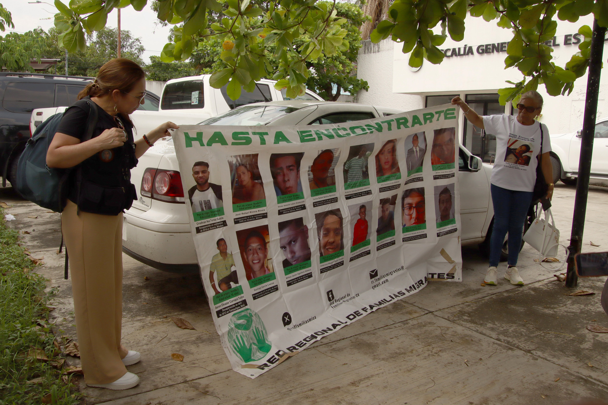MEX2560. TAPACHULA (MÉXICO), 12/05/2026.- Integrantes de la Red Regional de Familiares de Migrantes protestan frente al Albergue Diocesano este lunes, en Tapachula (México). Madres de migrantes desaparecidos llegaron a Tapachula, frontera con Guatemala, para recorrer varias ciudades del sur del país con la esperanza de encontrar pistas sobre sus seres queridos en México, en medio de la aguda crisis de desaparecidos que vive el país. EFE/Juan Manuel Blanco