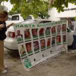 MEX2560. TAPACHULA (MÉXICO), 12/05/2026.- Integrantes de la Red Regional de Familiares de Migrantes protestan frente al Albergue Diocesano este lunes, en Tapachula (México). Madres de migrantes desaparecidos llegaron a Tapachula, frontera con Guatemala, para recorrer varias ciudades del sur del país con la esperanza de encontrar pistas sobre sus seres queridos en México, en medio de la aguda crisis de desaparecidos que vive el país. EFE/Juan Manuel Blanco