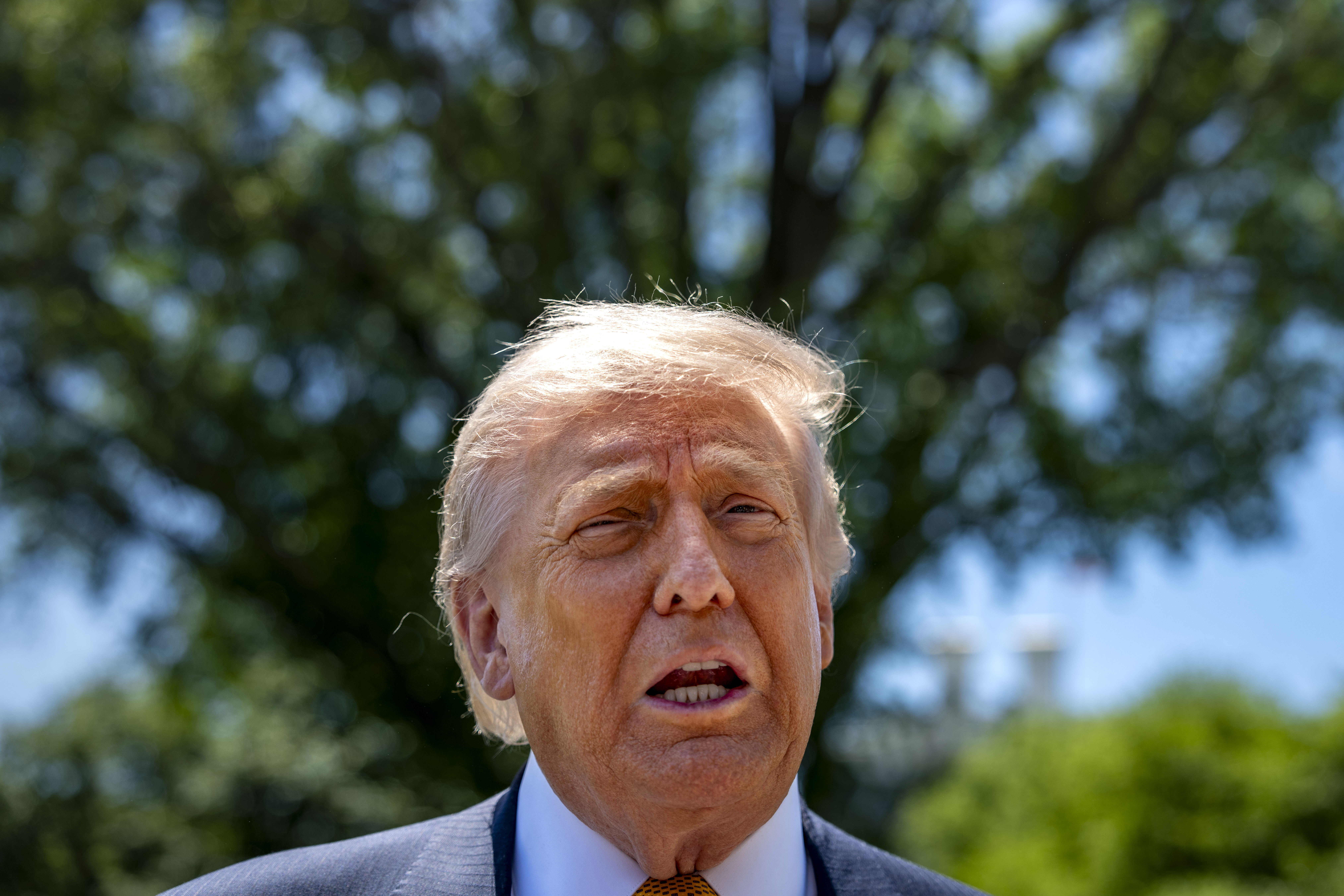 El presidente estadounidense Trump abandona la Casa Blanca rumbo a China.