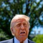El presidente estadounidense Trump abandona la Casa Blanca rumbo a China.