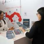 AME1468. CIUDAD DE PANAMÁ (PANAMÁ), 13/05/2026.- Una mujer visita un estand en la inauguración oficial del XII Congreso Mundial de Zonas Francas este miércoles, en Ciudad de Panamá (Panamá). EFE/ Bienvenido Velasco