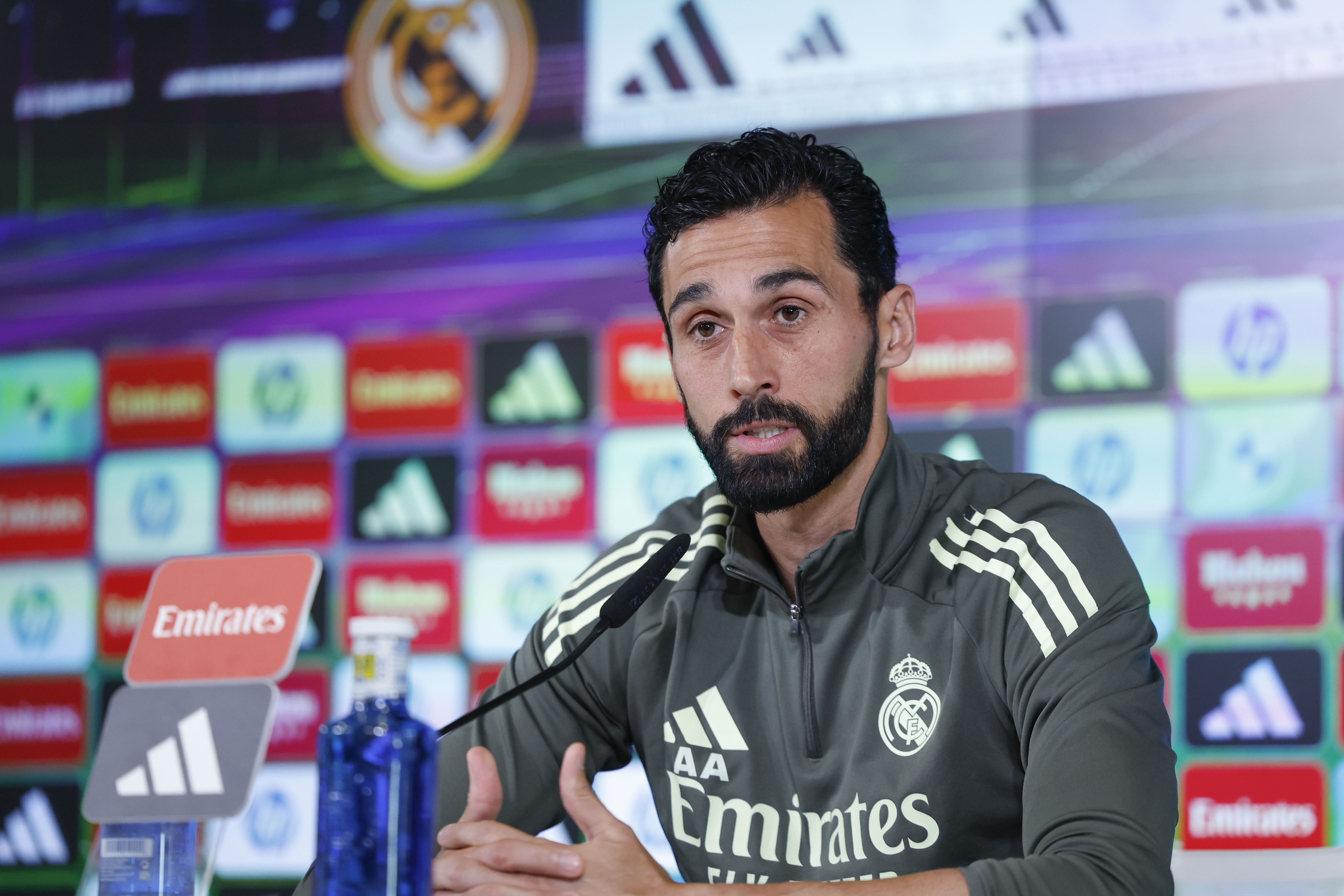 El entrenador del Real Madrid, Álvaro Arbeloa, da una rueda de prensa antes de dirigir un entrenamiento en el complejo del club en Valdebebas, este miércoles, en la víspera de su partido de LaLiga EA Sports contra el Real Oviedo. EFE/Mariscal