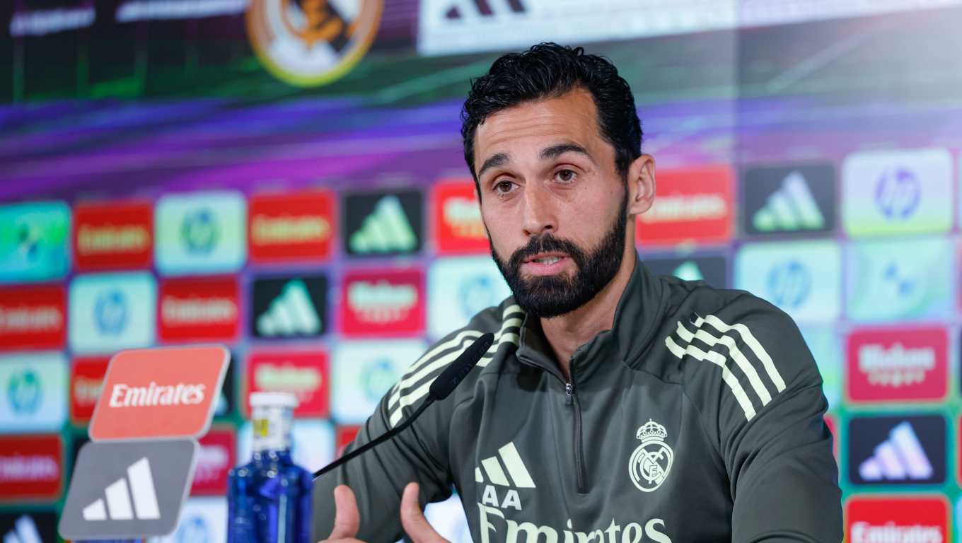 El entrenador del Real Madrid, Álvaro Arbeloa, da una rueda de prensa antes de dirigir un entrenamiento en el complejo del club en Valdebebas, este miércoles, en la víspera de su partido de LaLiga EA Sports contra el Real Oviedo. EFE/Mariscal