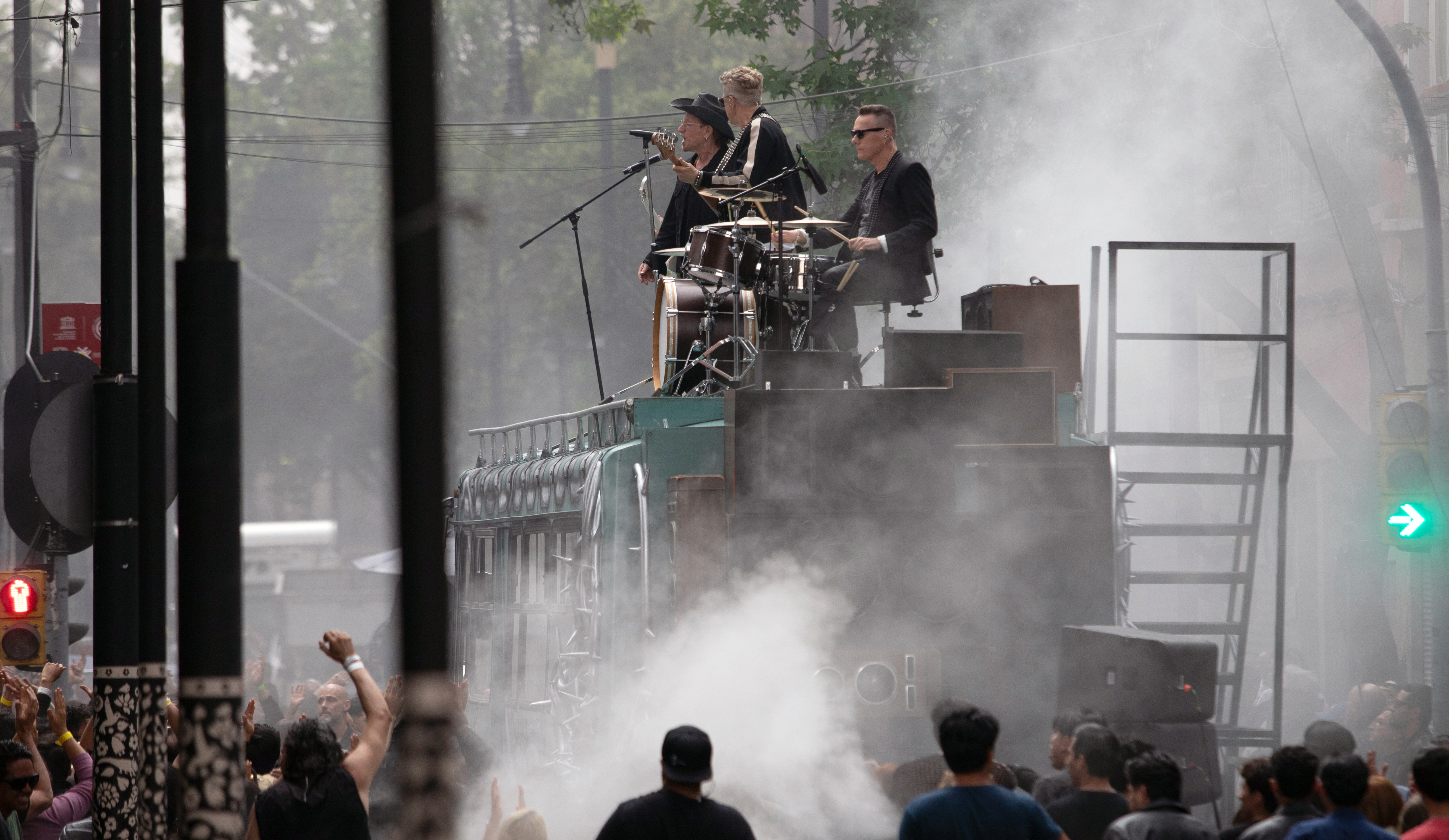U2 graba video musical en el Centro Histórico de Ciudad de México