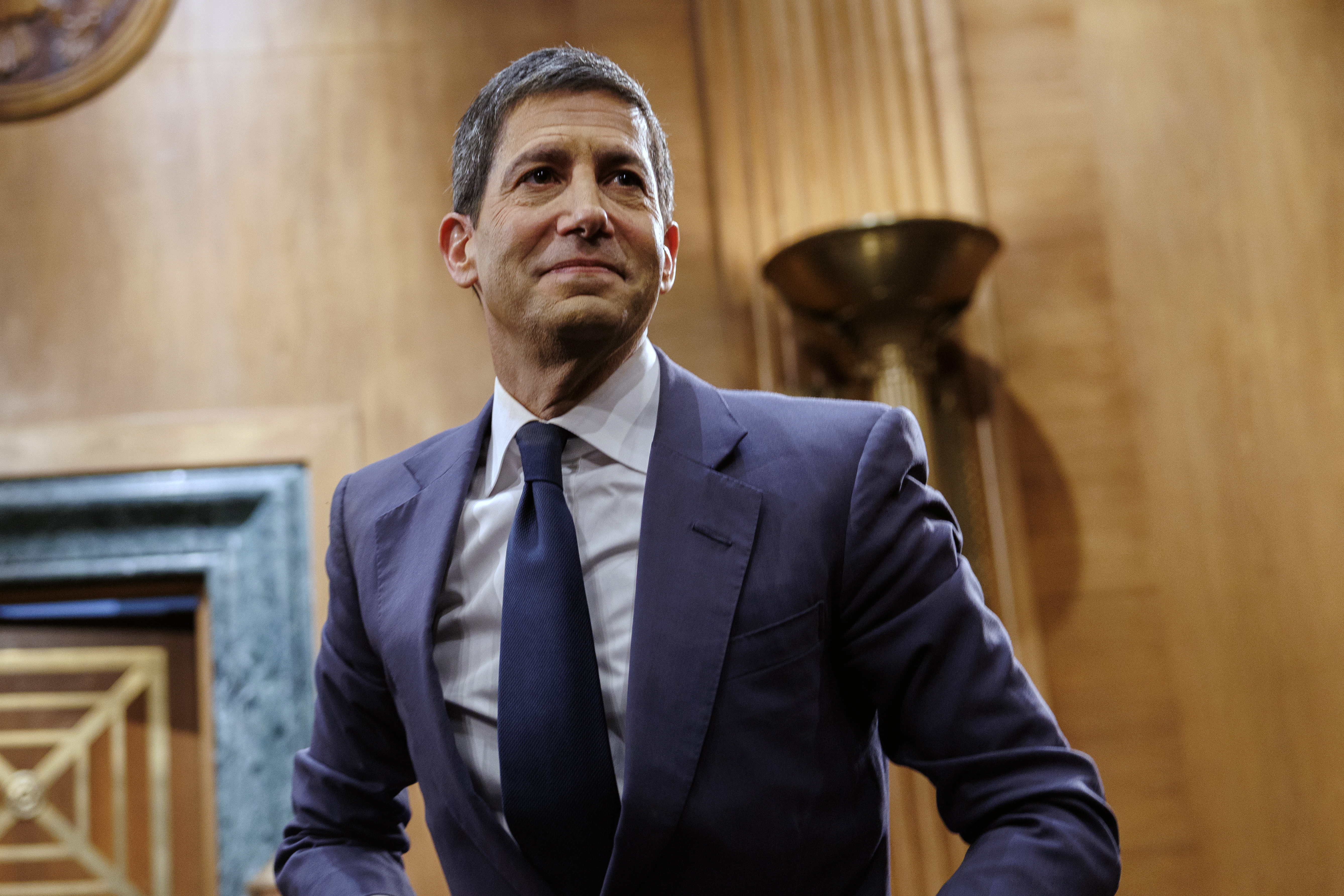 Kevin Warsh se convierte este miércoles en el nuevo presidente de la Reserva Federal estadounidense después de que el Senado aprobara su candidatura para dirigir el banco central de la primera economía mundial por 54 votos a favor y 45 en contra. (Foto Prensa Libre: EFE/ Will Oliver/ ARCHIVO). 