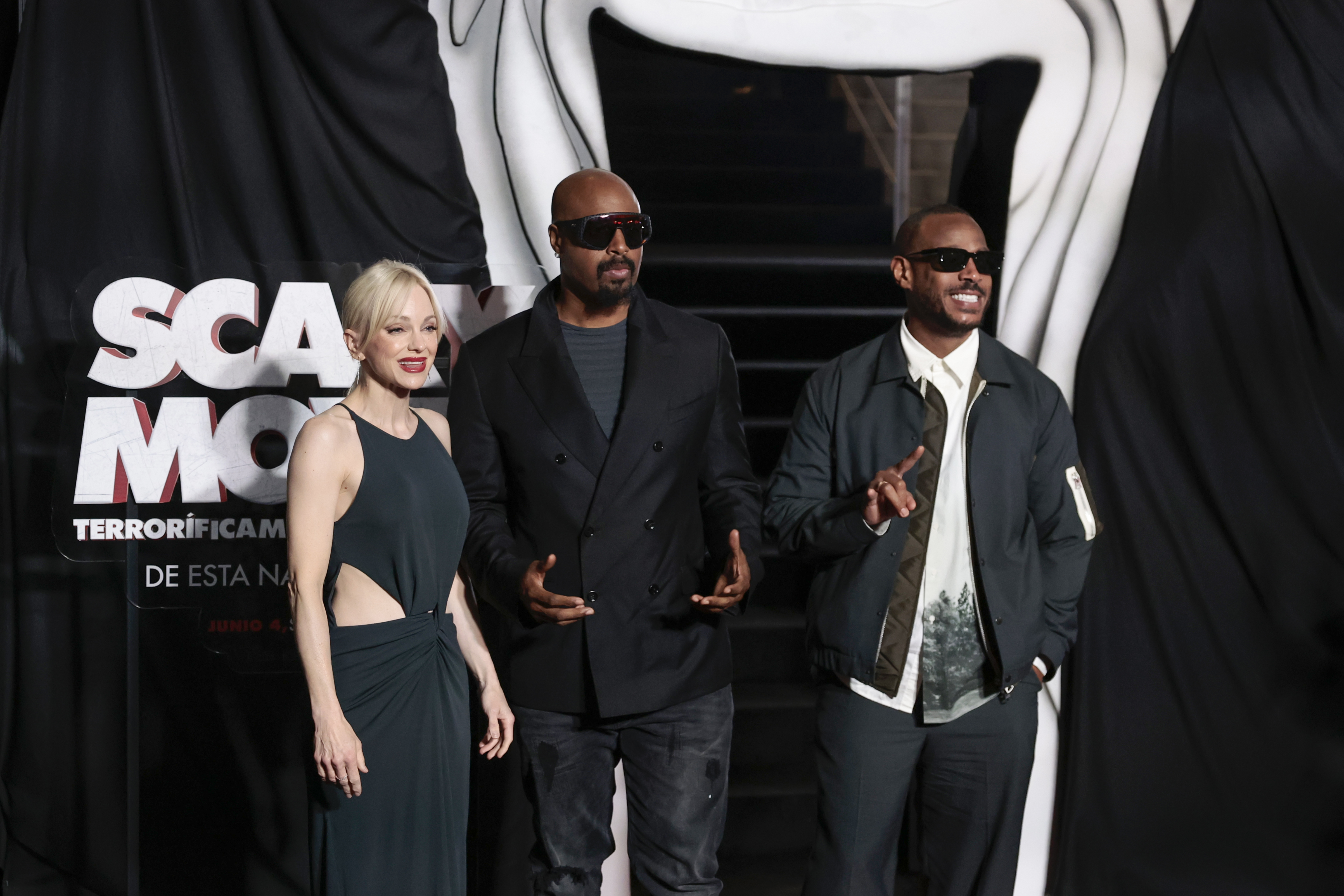 Los actores estadounidenses Ana Faris, Marlon Wayans  y Shawn Wayans posan durante la alfombra roja de la película Scary Movie 6.  (Foto Prensa Libre: EFE)