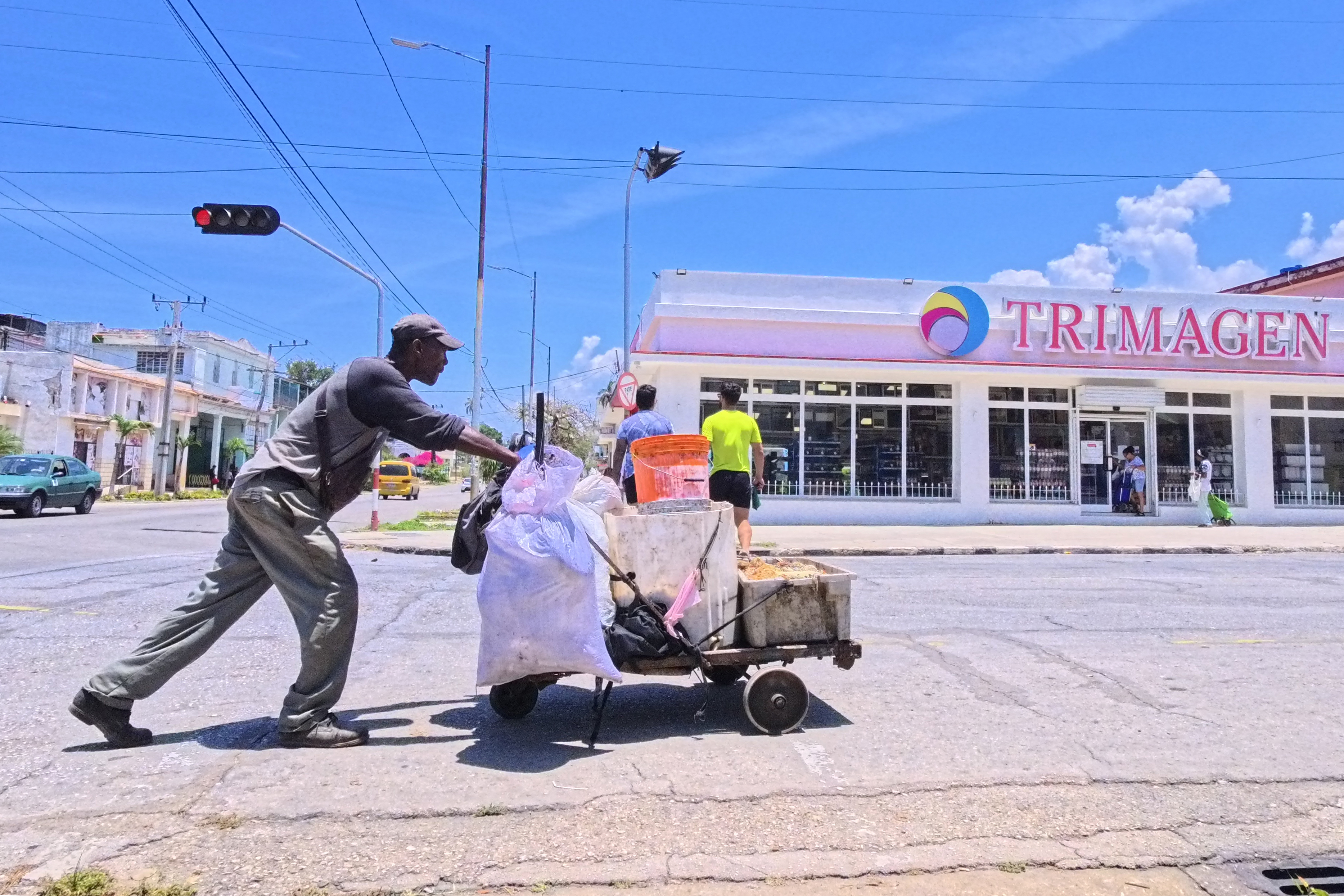 AME1263. LA HABANA (CUBA), 13/05/2026.- Un hombre transporta una carretilla este martes, en La Habana (Cuba). Las reformas económicas anunciadas por el Gobierno cubano en los últimos meses para promover el sector privado y la inversión extranjera, llegan tarde y están maniatadas por las sanciones de Washington, aseguran a EFE expertos independientes. EFE/ Ernesto Mastrascusa