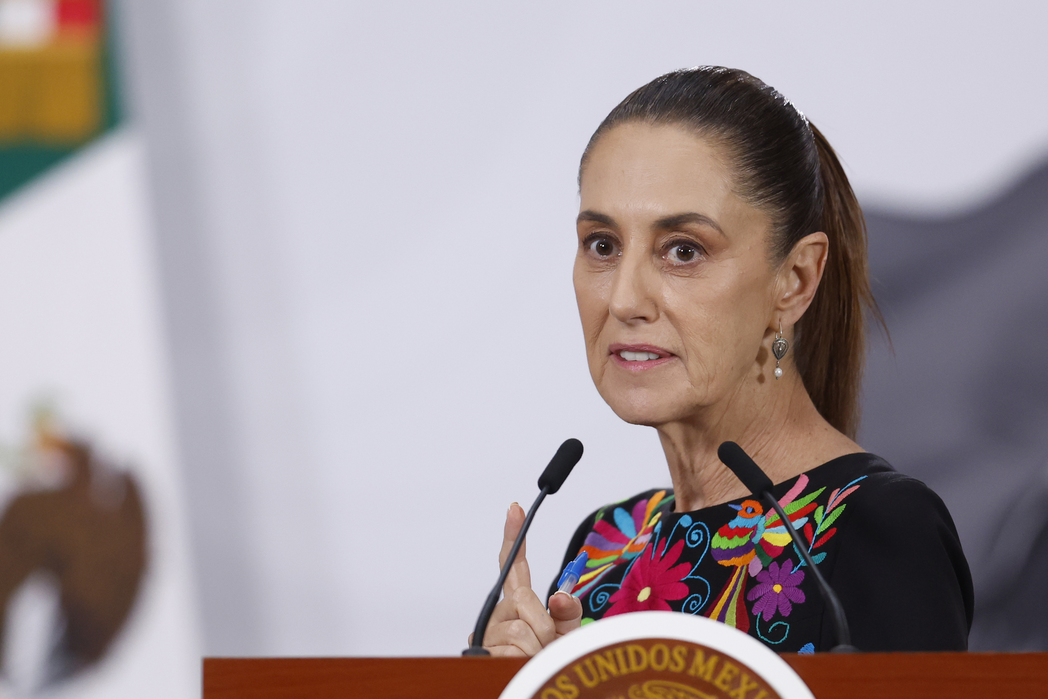 MEX2774. CIUDAD DE MÉXICO (MÉXICO), 14/05/2026.- La presidenta de México, Claudia Sheinbaum, habla durante una rueda de prensa este jueves, en el Palacio Nacional en Ciudad de México (México). Sheinbaum, afirmó que el acuerdo modernizado con la Unión Europea (UE), cuya firma está prevista para el 22 de mayo, no pone en riesgo el Tratado entre México, Estados Unidos y Canadá (T-MEC), sino que abre nuevas oportunidades de exportación para el país. EFE/ Sáshenka Gutiérrez
