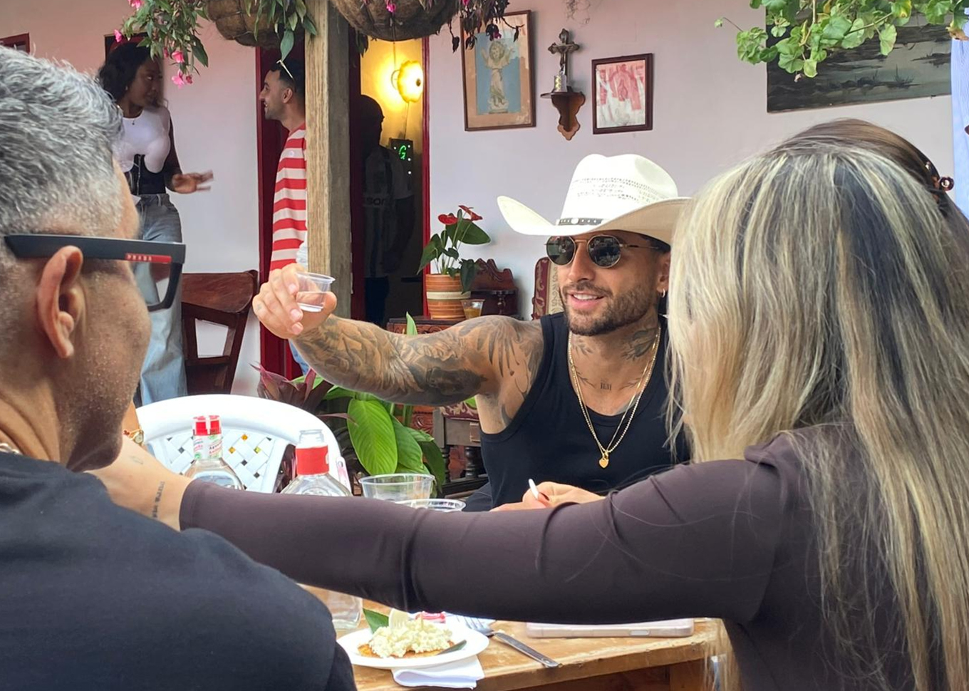 El cantante colombiano Maluma posa  en Guarne (Colombia). Sobre la loma de una montaña colombiana, entre palmeras, establos y potreros verdes, las puertas de la casa donde creció Juan Luis Londoño se abrieron para mostrar una faceta poco habitual del fenómeno global conocido como Maluma.  (Foto Prensa Libre: EFE)