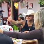 El cantante colombiano Maluma posa en Guarne (Colombia). Sobre la loma de una montaña colombiana, entre palmeras, establos y potreros verdes, las puertas de la casa donde creció Juan Luis Londoño se abrieron para mostrar una faceta poco habitual del fenómeno global conocido como Maluma. (Foto Prensa Libre: EFE)
