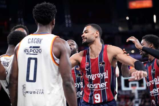 VITORIA, 14/05/2026.- Jugadores de ambos equipos discuten durante el partido de Liga Endesa entre el Kosner Baskonia y el UCAM Murcia, este jueves en el Fernando Buesa Arena de Vitoria. EFE / ADRIAN RUIZ HIERRO
