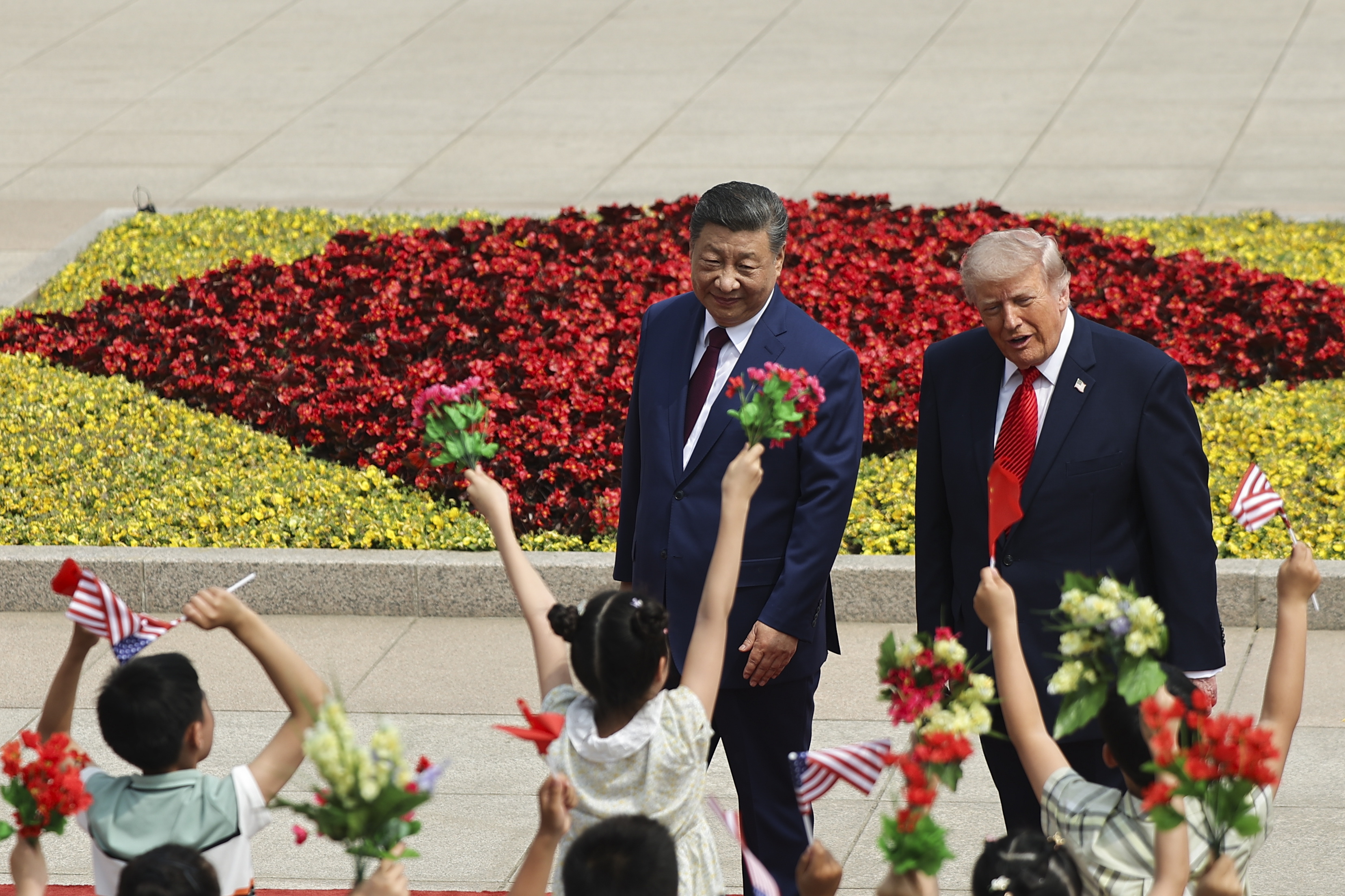 El presidente de China, Xi Jinping, y su homólogo estadounidense, Donald Trump. (Foto Prensa Libre: EFE/EPA/Maxim Shemetov / POOL). 