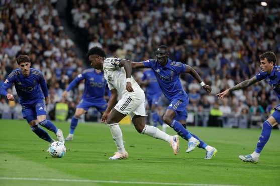 MADRID, 14/05/2026.- El delantero del Real Madrid Vinicius Jr. (2i) se escapa de Eric Bailly (2d), del Oviedo, durante el partido de la jornada 36 de LaLiga que Real Madrid y Real Oviedo disputan este jueves en el estadio Santiago Bernabéu. EFE/Juanjo Martín