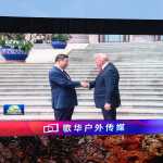 Una pantalla muestra el saludo entre Xi Jinping y Donald Trump durante su reunión en Pekín. (Foto Prensa Libre: EFE)