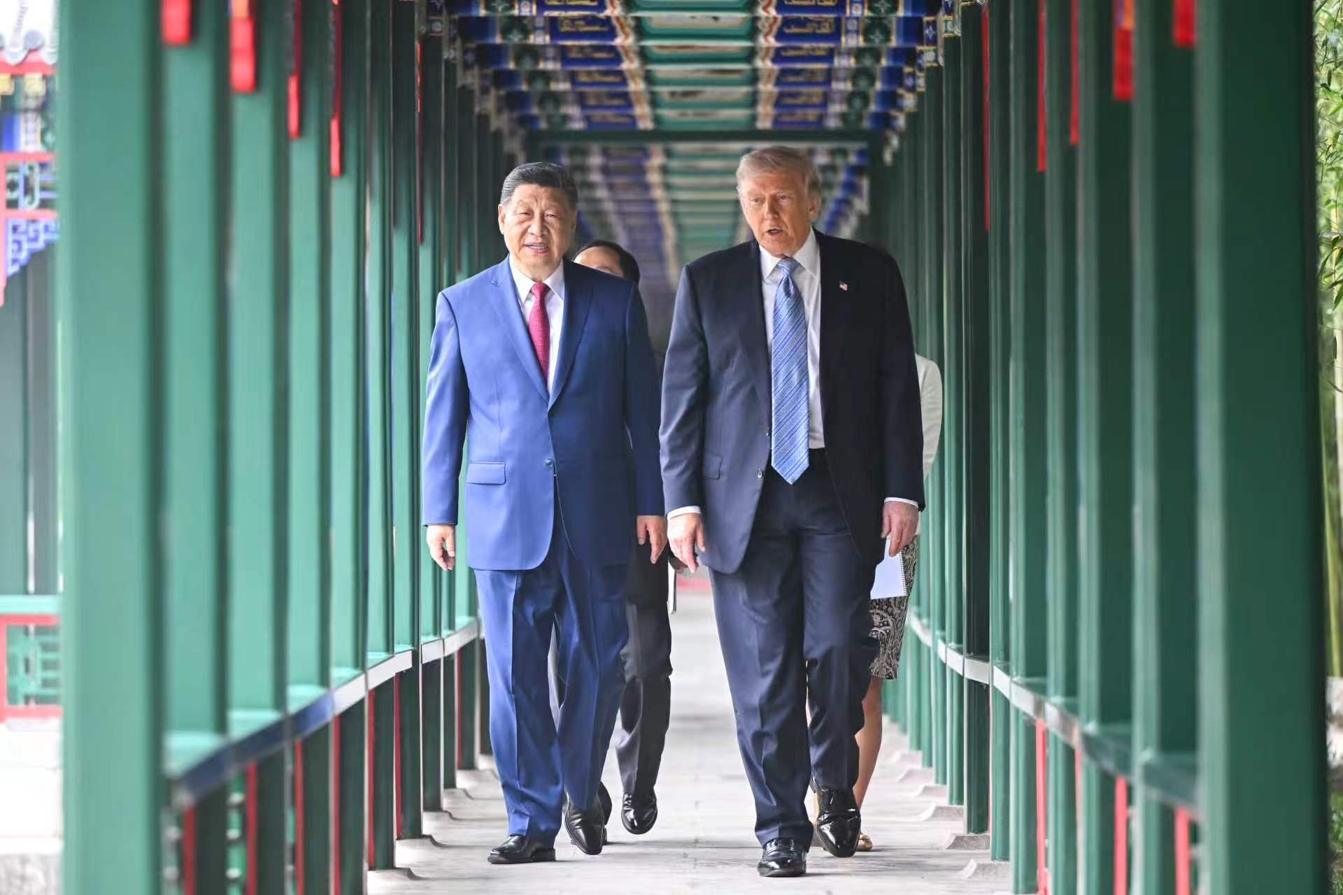 El presidente de los Estados Unidos, Donald J. Trump (d), junto al presidente chino, Xi Jinping (i), en Zhongnanhai, Pekín. China y Estados Unidos cerraron este viernes la visita de Donald Trump a Pekín con una fórmula política de estabilidad para los próximos años, promesas de cooperación comercial y varios interrogantes aún sin despejar sobre los compromisos concretos alcanzados. (Foto Prensa Libre: EFE/ Casa Blanca). 