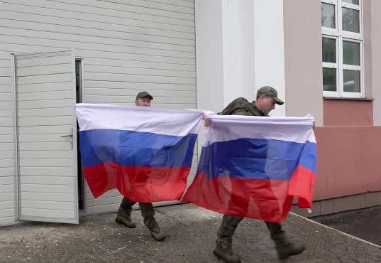 Undisclosed (Belarus), 15/05/2026.- A still image taken from a handout video made available by the Press Service of the Russian Ministry of Defence shows Russian prisoners of war (POWs) celebrating with Russian flags after being released in a prisoner swap at an undisclosed location in Belarus, 15 May 2026. Russia and Ukraine exchanged 205 POWs each on 15 May, marking the first stage of a 1,000-for-1,000 swap agreement. (Bielorrusia, Rusia, Ucrania) EFE/EPA/RUSSIAN DEFENCE MINISTRY PRESS SERVICE HANDOUT -- MANDATORY CREDIT -- HANDOUT EDITORIAL USE ONLY/NO SALES