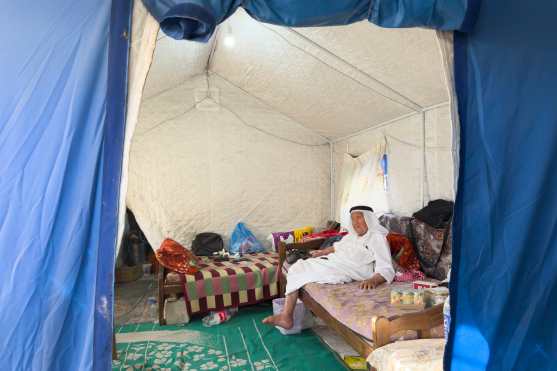 CIUDAD DE GAZA, 15/05/2026.- Yahya Abdelwahid Al Taybi, de 90 años, posa en la tienda de campaña en la que se encuentra refugiado junto a su familia en el barrio de Sheij Radwan de la ciudad de Gaza. Al Taybi llegó al recién establecido campamento de Shati en la Franja de Gaza en 1948 como uno de los más de 750.000 palestinos desplazados ante el avance israelí durante la Nakba. En una conversación con EFE afirma que "Pasamos de una Nakba a otra, pero esta segunda Nakba es más dura que la primera. (...) La Nakba de 2023, la de después del 7 de octubre, nos sacudió completamente". EFE/ Ahmad Awad