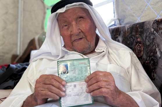 CIUDAD DE GAZA, 15/05/2026.- Yahya Abdelwahid Al Taybi, de 90 años, posa en la tienda de campaña en la que se encuentra refugiado junto a su familia en el barrio de Sheij Radwan de la ciudad de Gaza. Al Taybi llegó al recién establecido campamento de Shati en la Franja de Gaza en 1948 como uno de los más de 750.000 palestinos desplazados ante el avance israelí durante la Nakba. En una conversación con EFE afirma que "Pasamos de una Nakba a otra, pero esta segunda Nakba es más dura que la primera. (...) La Nakba de 2023, la de después del 7 de octubre, nos sacudió completamente". EFE/ Ahmad Awad