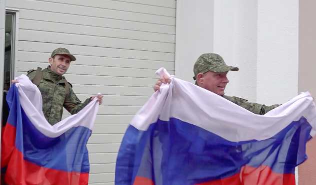 Undisclosed (Belarus), 15/05/2026.- A still image taken from a handout video made available by the Press Service of the Russian Ministry of Defence shows Russian prisoners of war (POWs) celebrating with Russian flags after being released in a prisoner swap at an undisclosed location in Belarus, 15 May 2026. Russia and Ukraine exchanged 205 POWs each on 15 May, marking the first stage of a 1,000-for-1,000 swap agreement. (Bielorrusia, Rusia, Ucrania) EFE/EPA/RUSSIAN DEFENCE MINISTRY PRESS SERVICE HANDOUT -- MANDATORY CREDIT -- HANDOUT EDITORIAL USE ONLY/NO SALES