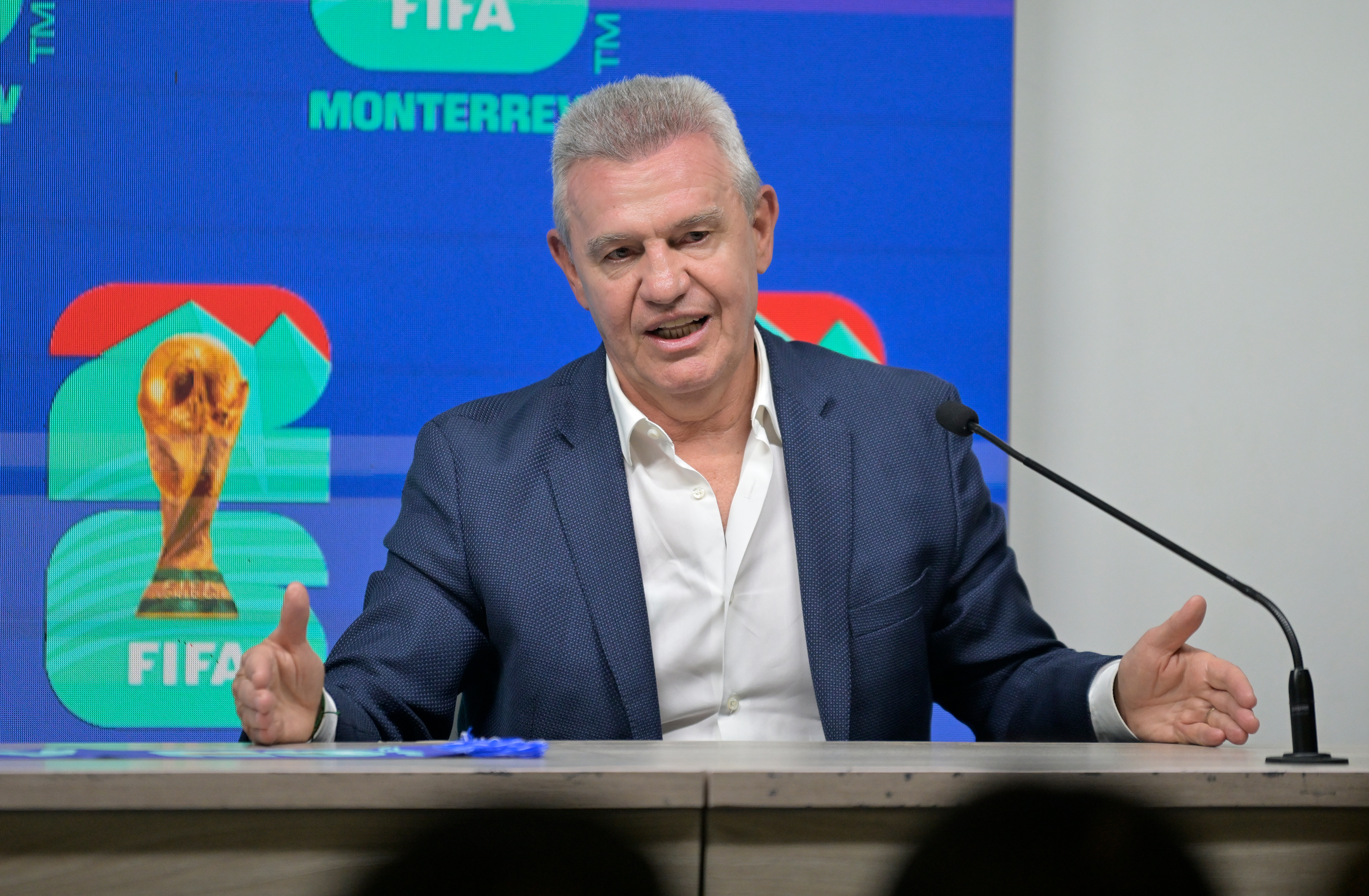 MEX2902. MONTERREY (MEXICO), 15/05/2026.- El entrenador de la Selección Mexicana de fútbol, Javier 'Vasco' Aguirre, habla en un panel mundialista este viernes, en el estadio Monterrey (México). Aguirre aseveró que aprendió de las fallas cometidas en procesos pasados de cara al Mundial que arrancará en junio próximo. EFE/Miguel Sierra